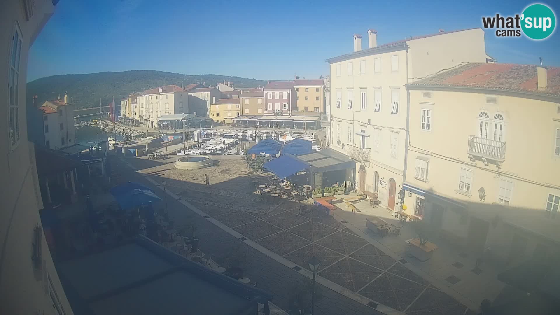 Cámara en vivo ciudad de Cres – plaza principal y “mandrač” – isla de Cres – Croacia