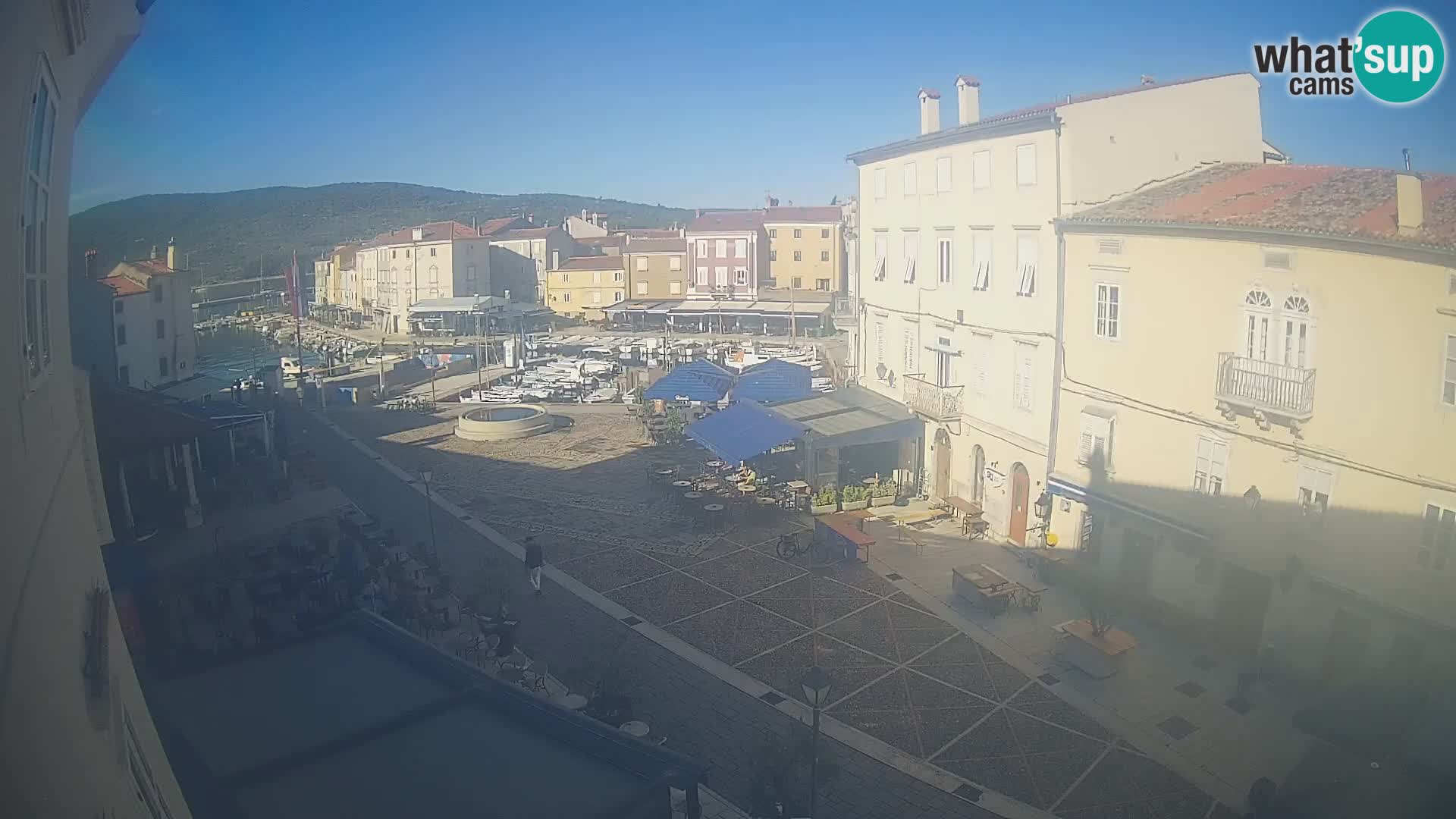 LIVE cam Cres city – place principale et “mandrač” – île de Cres – Croatie