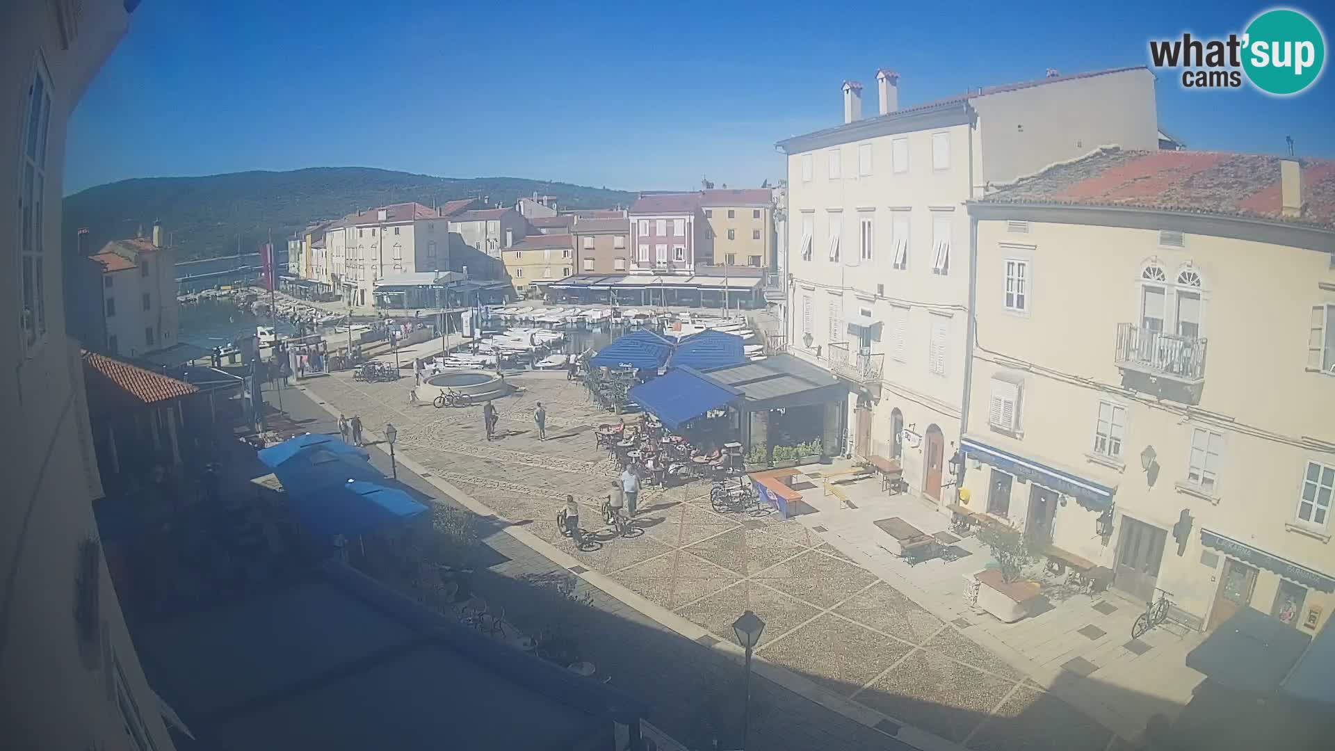 Kamera v ŽIVO Cres mesto – glavni trg in “mandrač” – otok Cres – Hrvaška