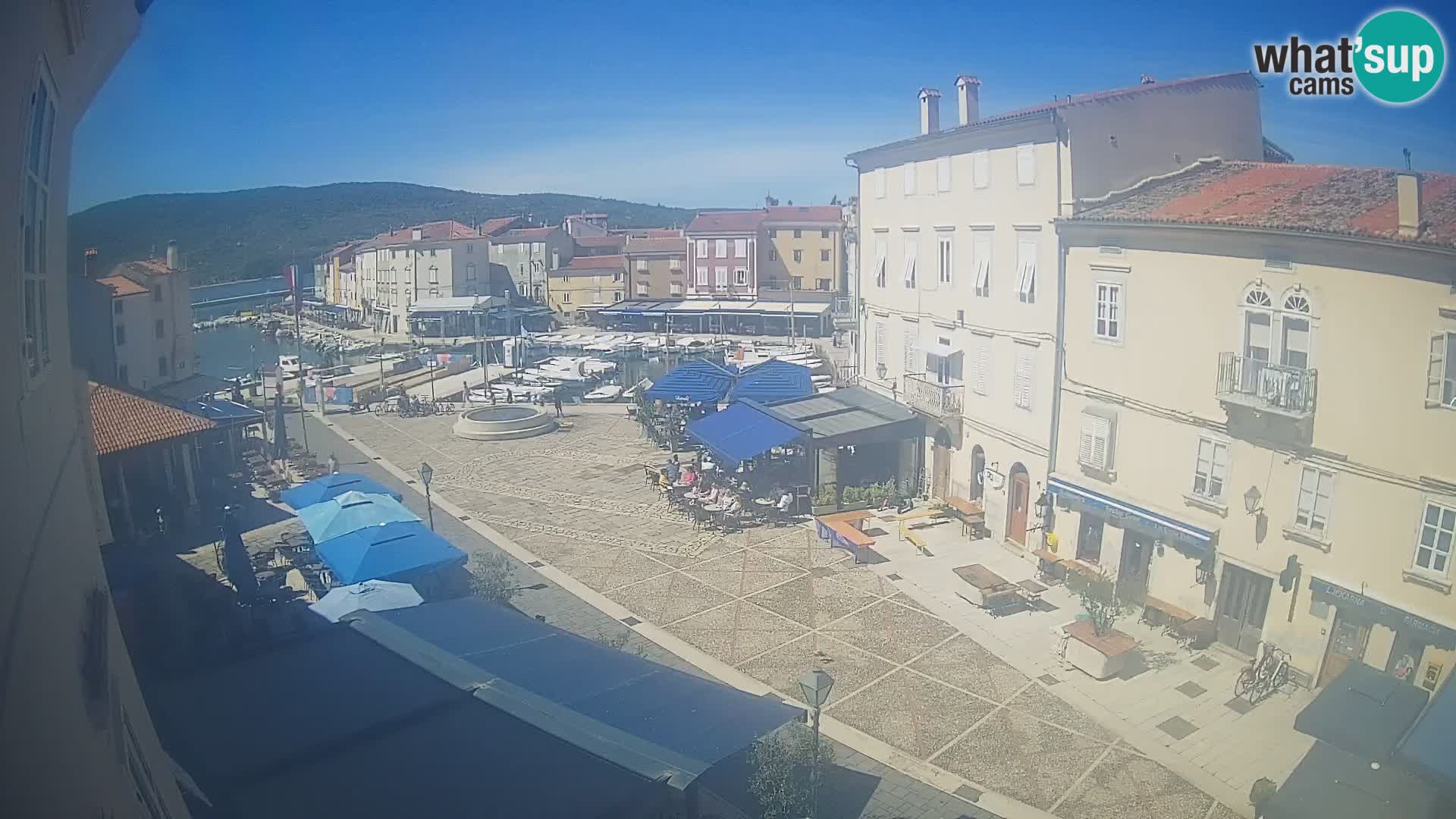 Web kamera Grad Cres – glavni trg i “mandrač” – otok Cres