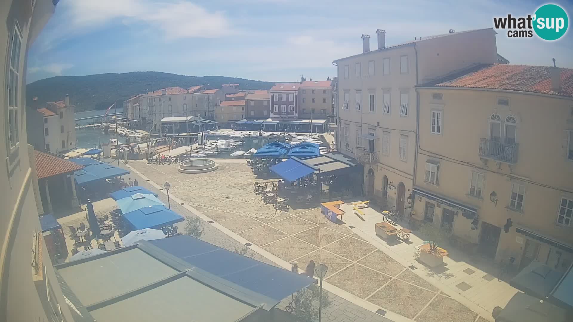 Web kamera Grad Cres – glavni trg i “mandrač” – otok Cres