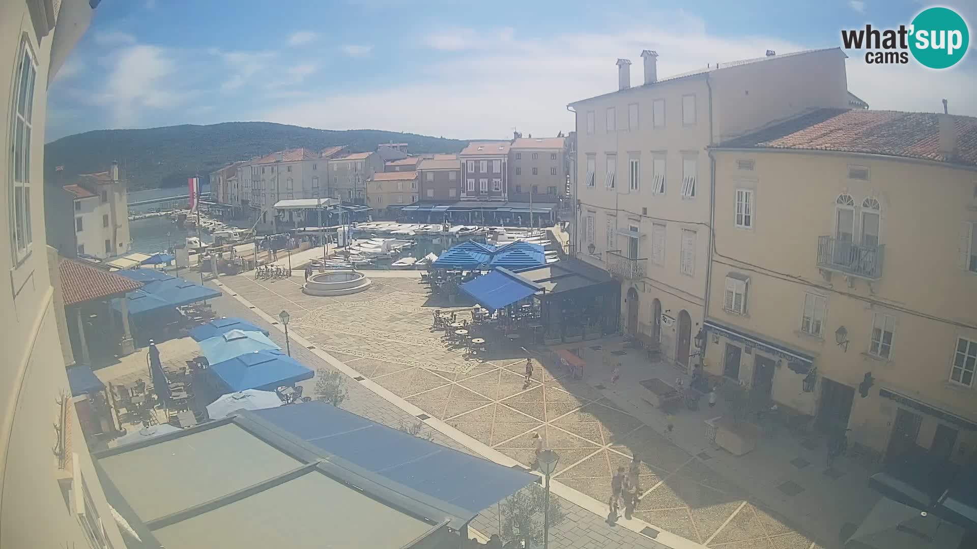 Web kamera Grad Cres – glavni trg i “mandrač” – otok Cres