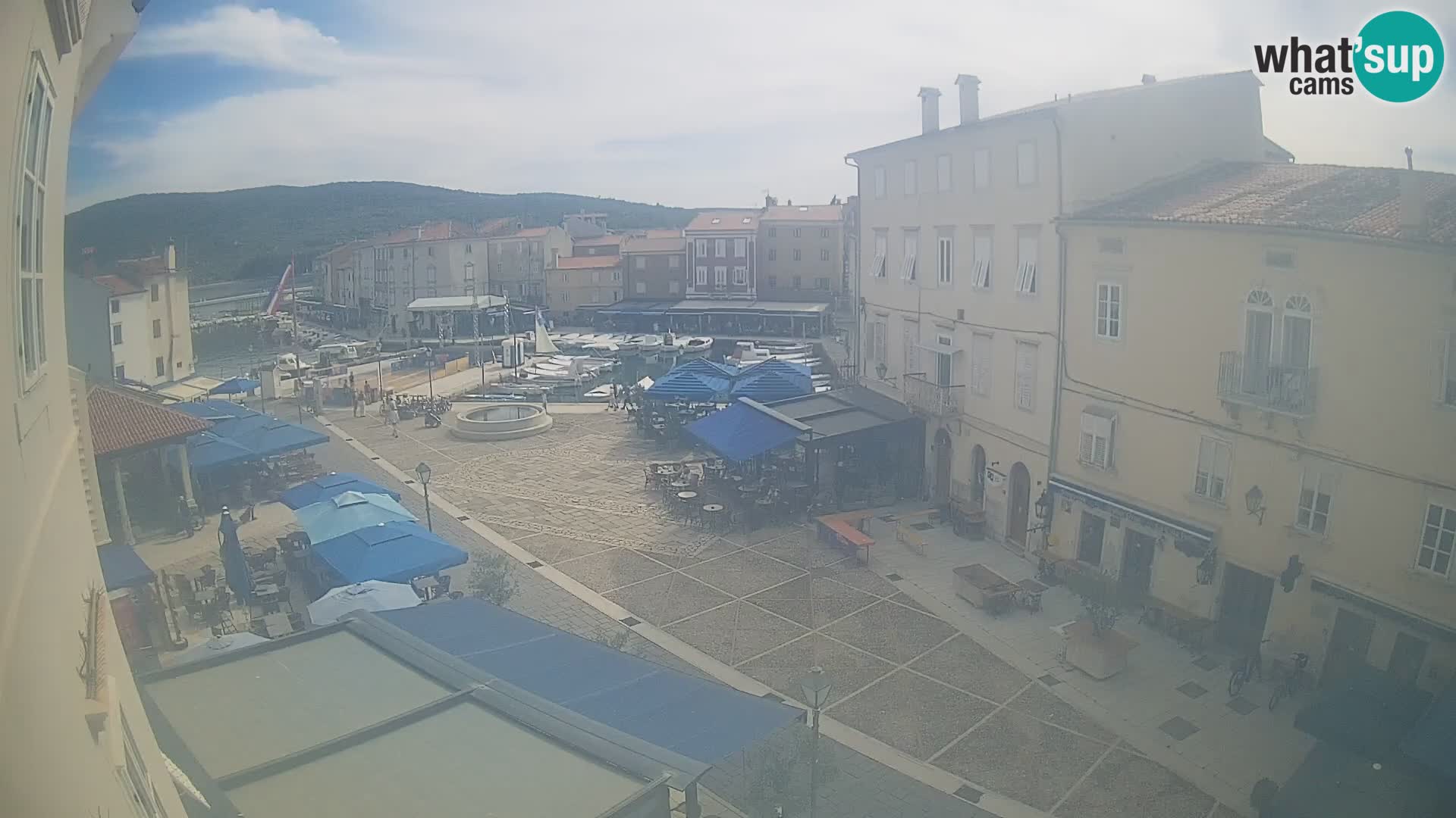Web kamera Grad Cres – glavni trg i “mandrač” – otok Cres
