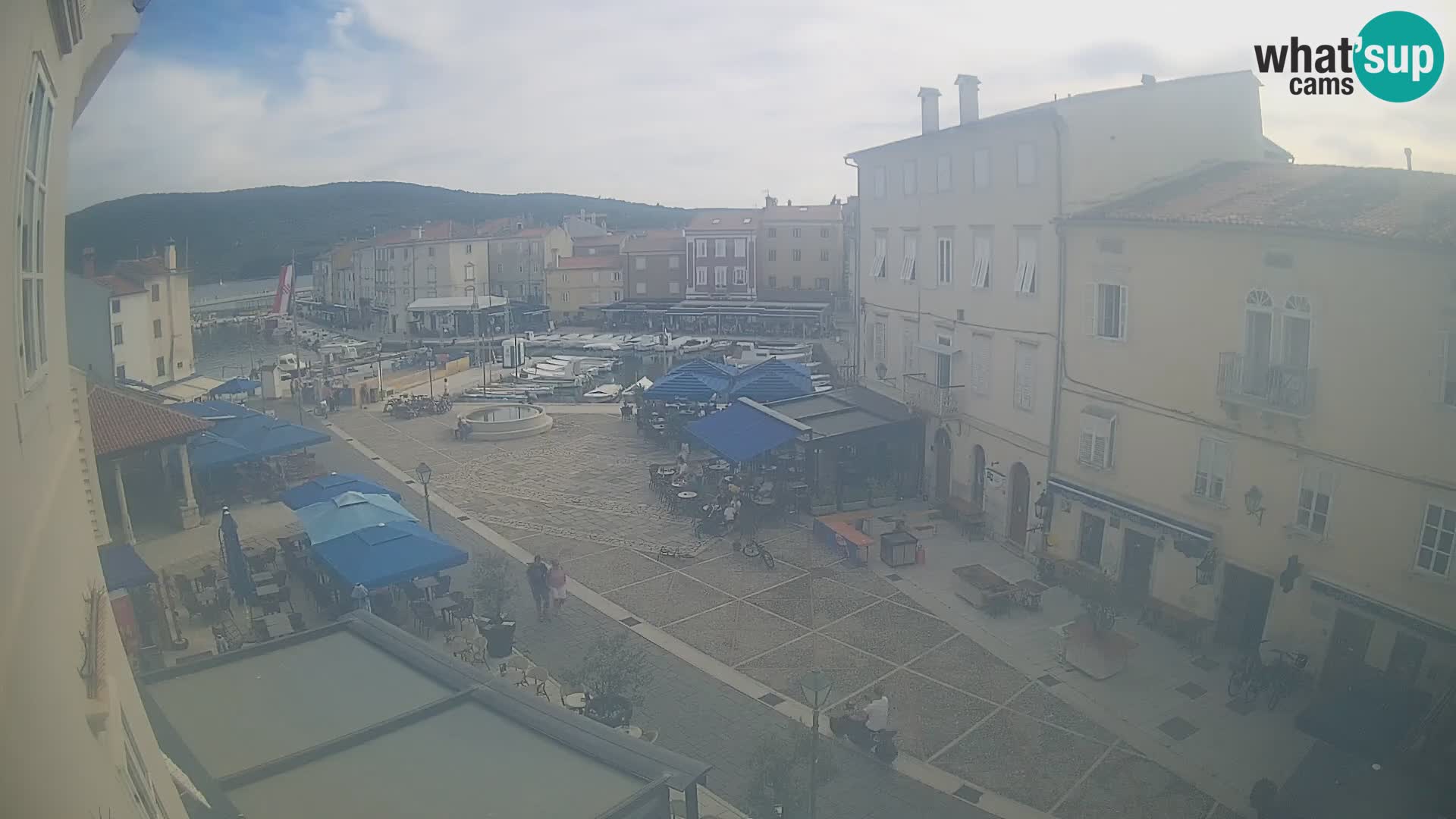 Cámara en vivo ciudad de Cres – plaza principal y “mandrač” – isla de Cres – Croacia