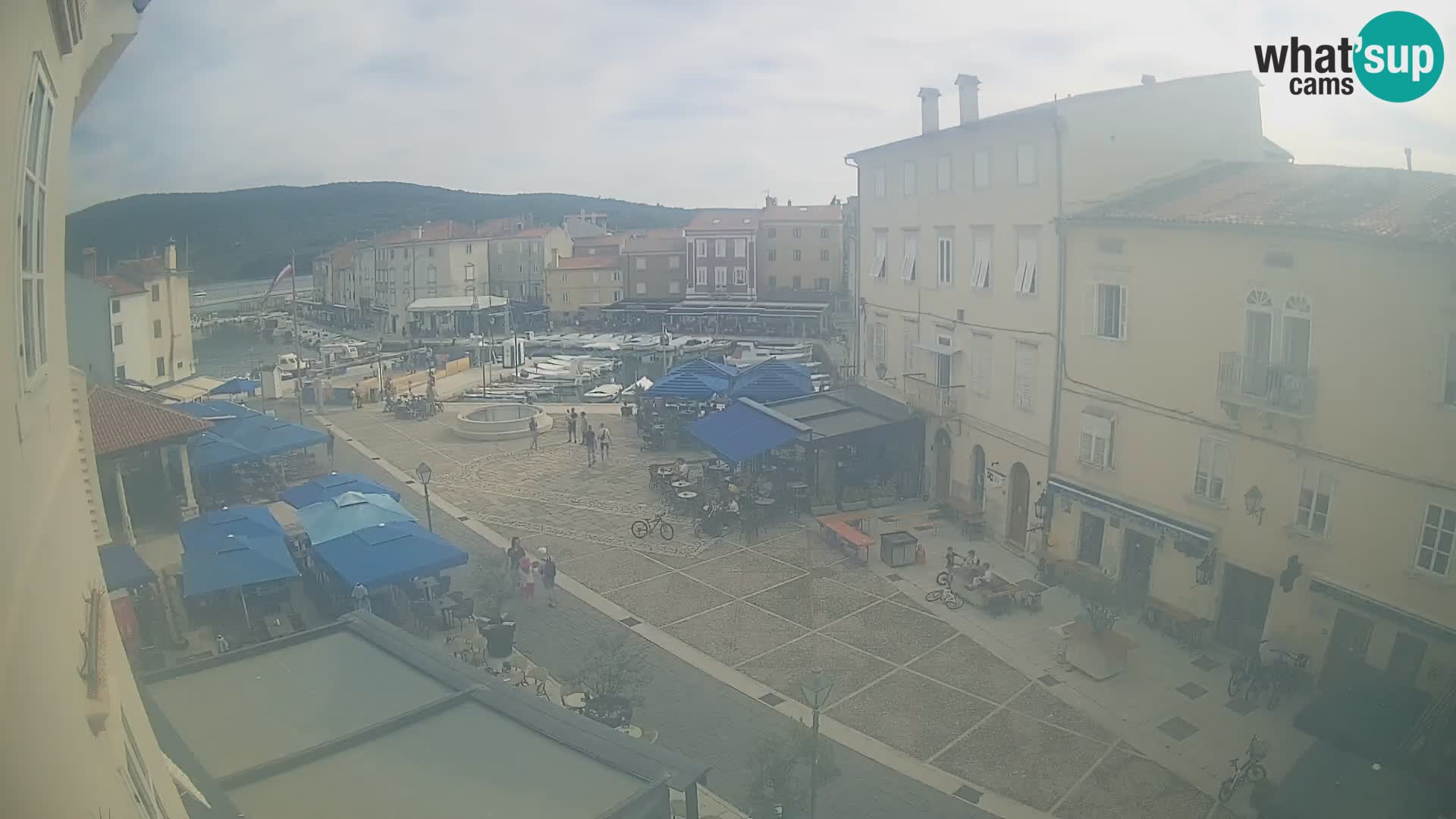 Web kamera Grad Cres – glavni trg i “mandrač” – otok Cres