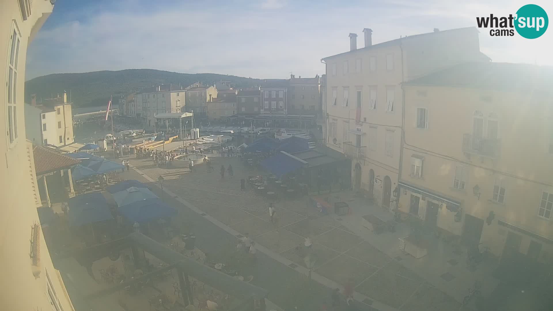Cámara en vivo ciudad de Cres – plaza principal y “mandrač” – isla de Cres – Croacia