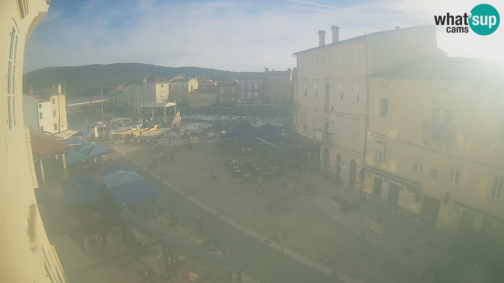 Web kamera Grad Cres – glavni trg i “mandrač” – otok Cres