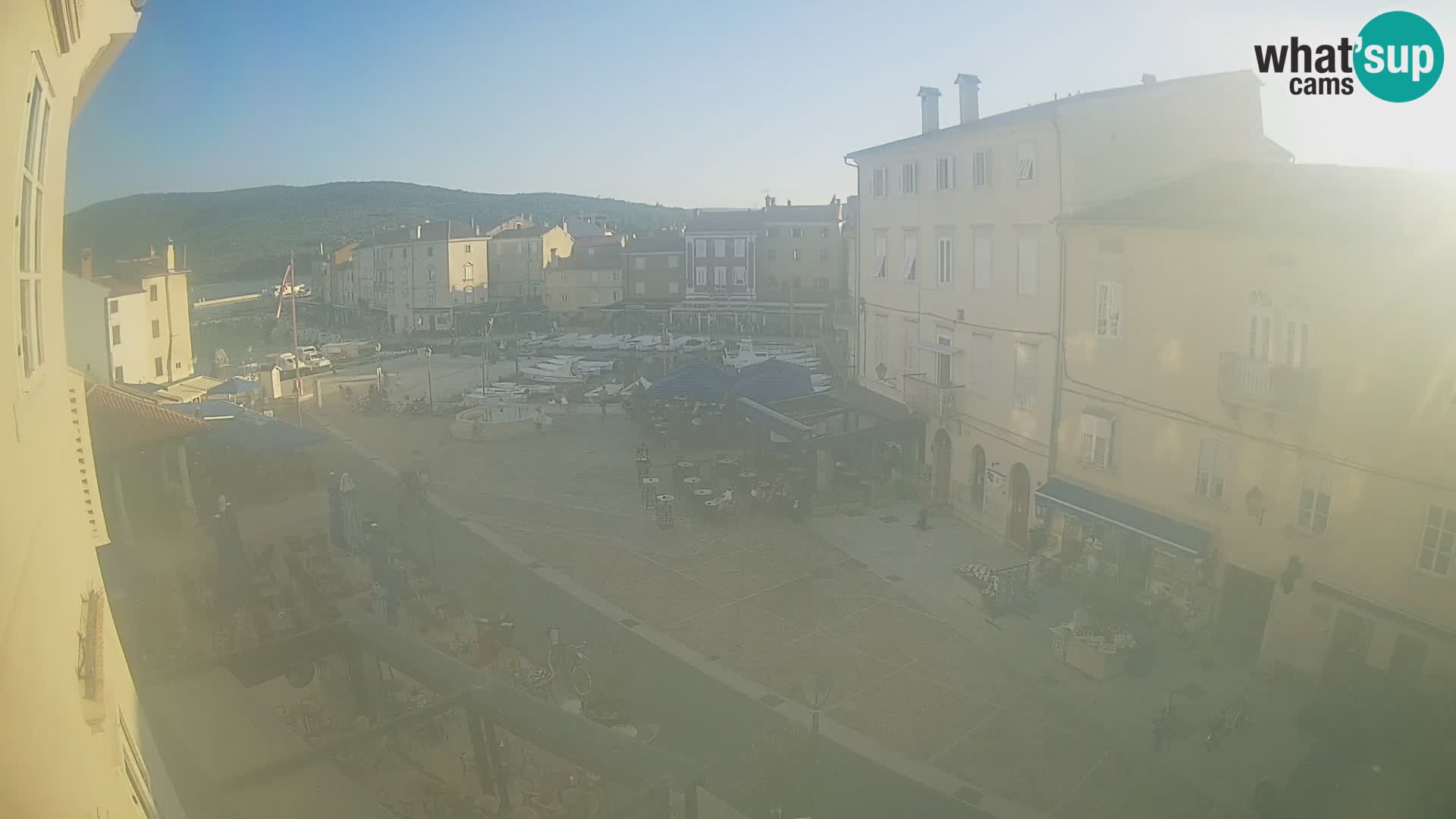 V ŽIVO spletna kamera Cres mesto – glavni trg in “mandrač” – otok Cres – Hrvaška