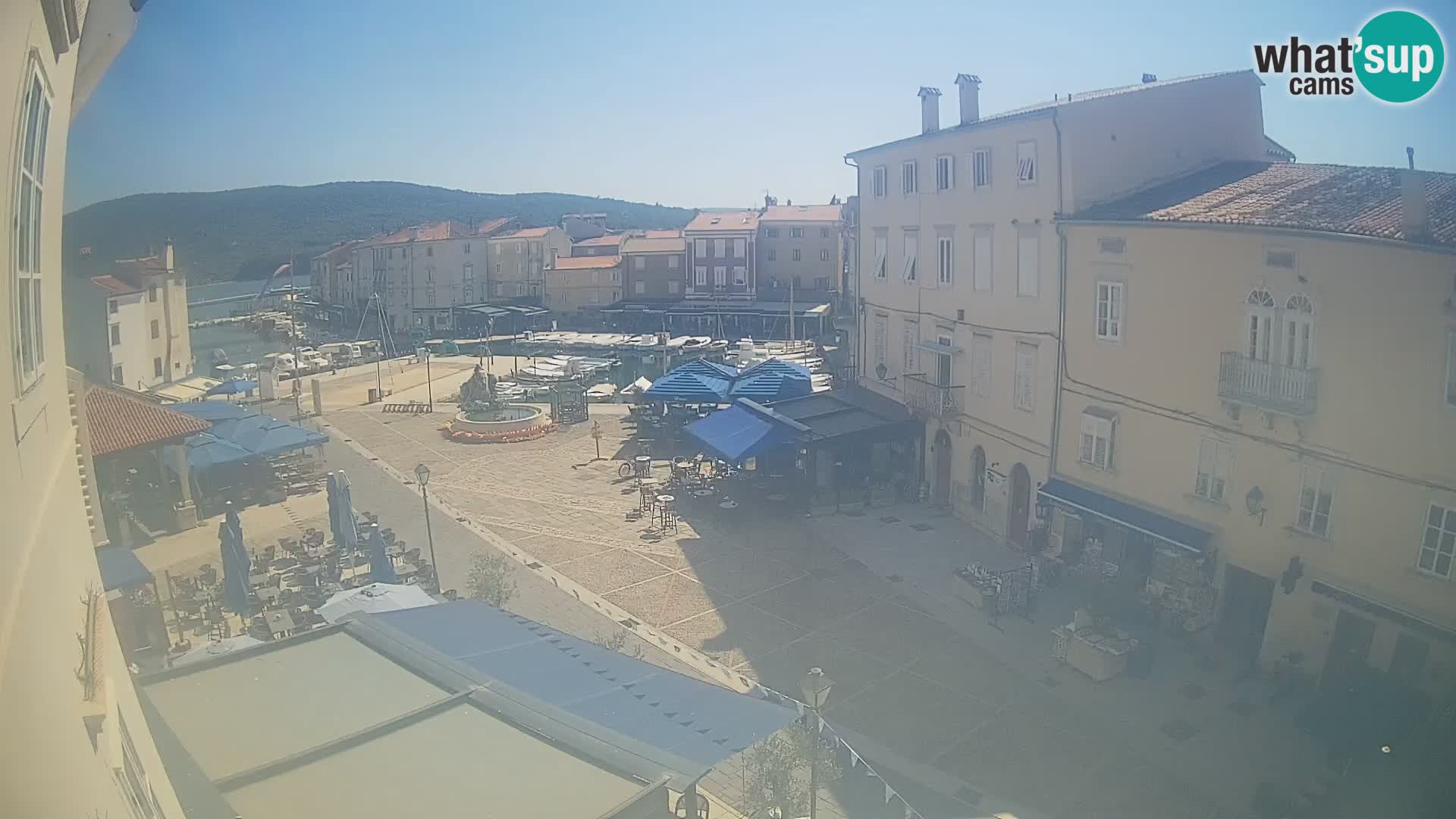 Web kamera Grad Cres – glavni trg i “mandrač” – otok Cres