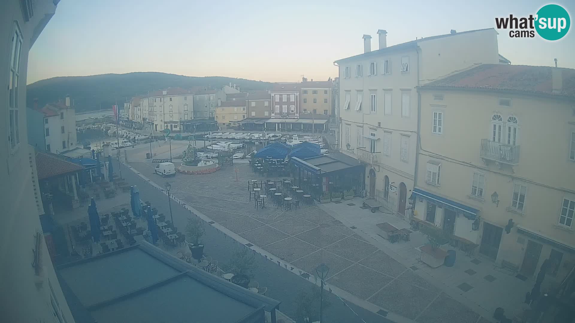 Web kamera Grad Cres – glavni trg i “mandrač” – otok Cres
