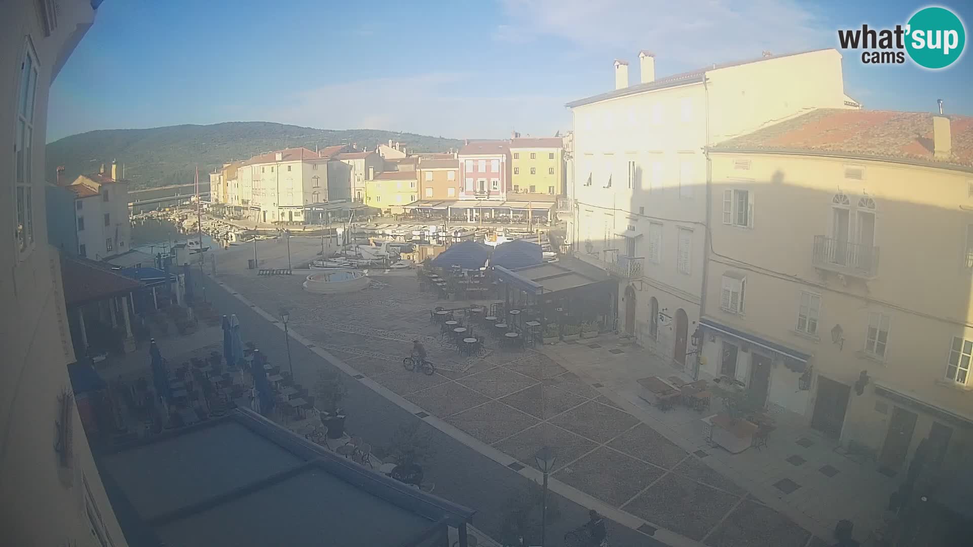 V ŽIVO spletna kamera Cres mesto – glavni trg in “mandrač” – otok Cres – Hrvaška
