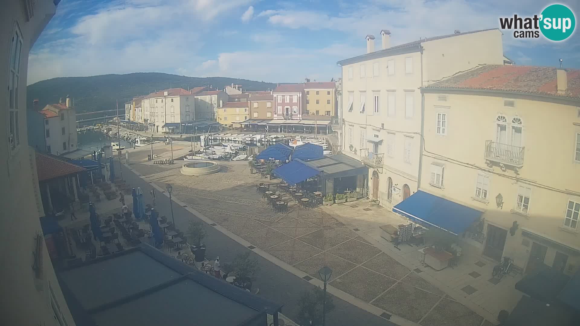 V ŽIVO spletna kamera Cres mesto – glavni trg in “mandrač” – otok Cres – Hrvaška