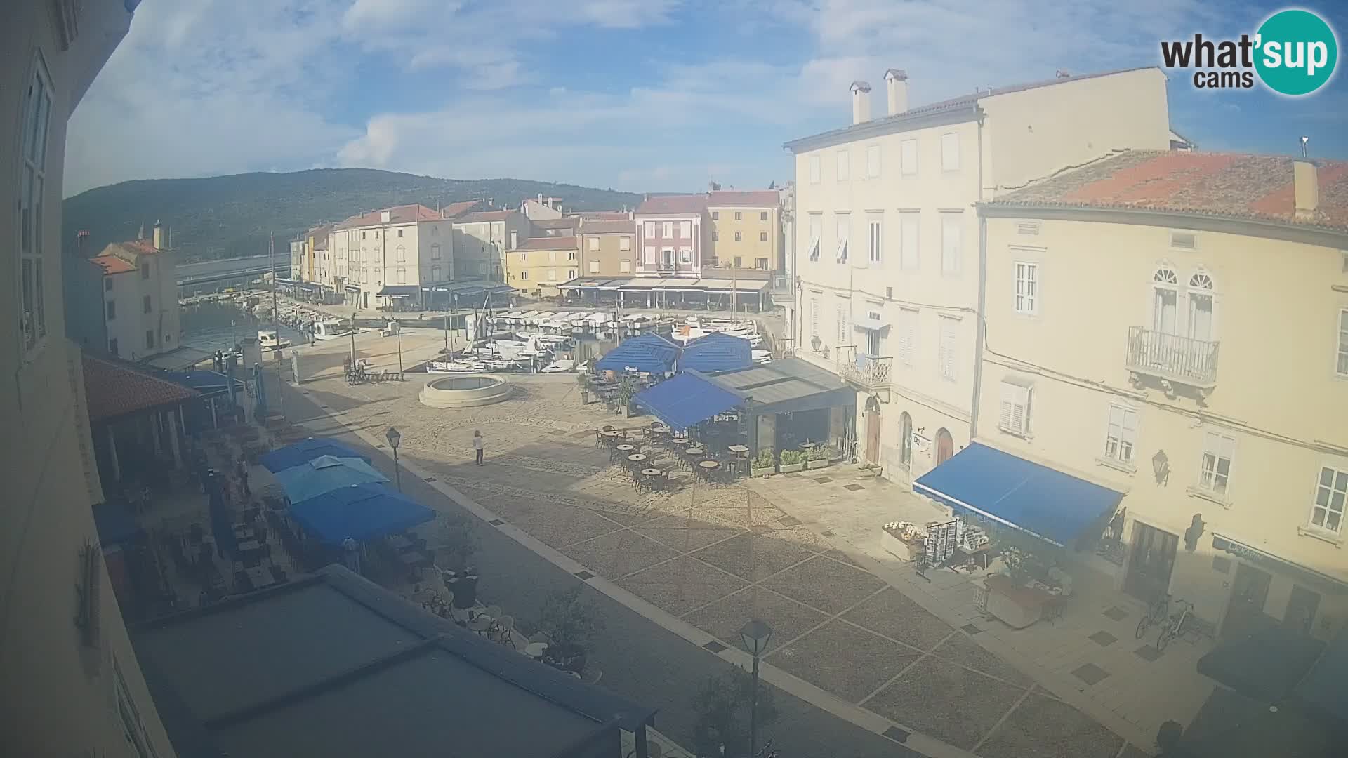V ŽIVO spletna kamera Cres mesto – glavni trg in “mandrač” – otok Cres – Hrvaška
