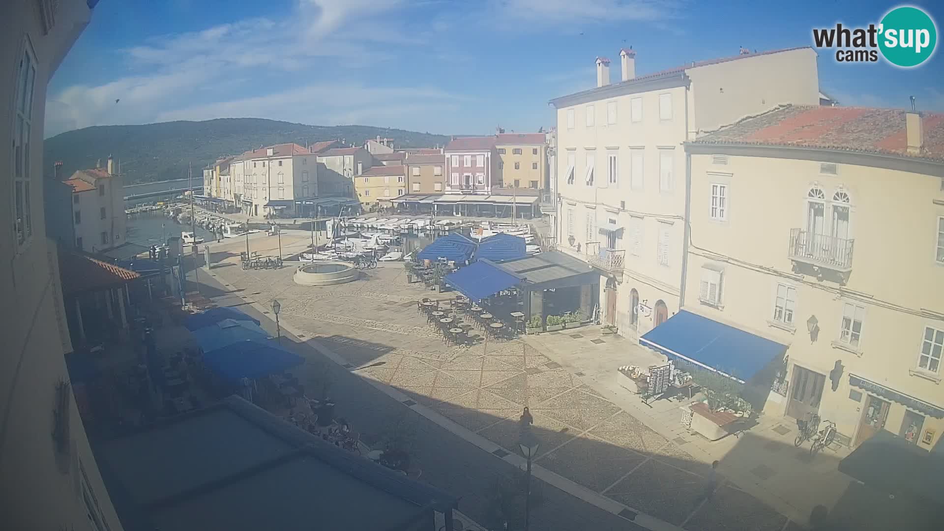 Web kamera Grad Cres – glavni trg i “mandrač” – otok Cres