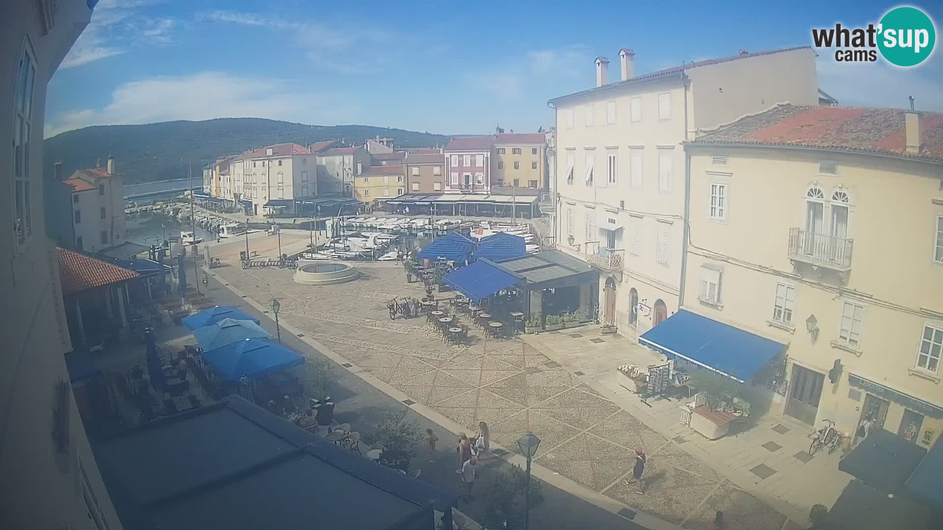 Web kamera Grad Cres – glavni trg i “mandrač” – otok Cres