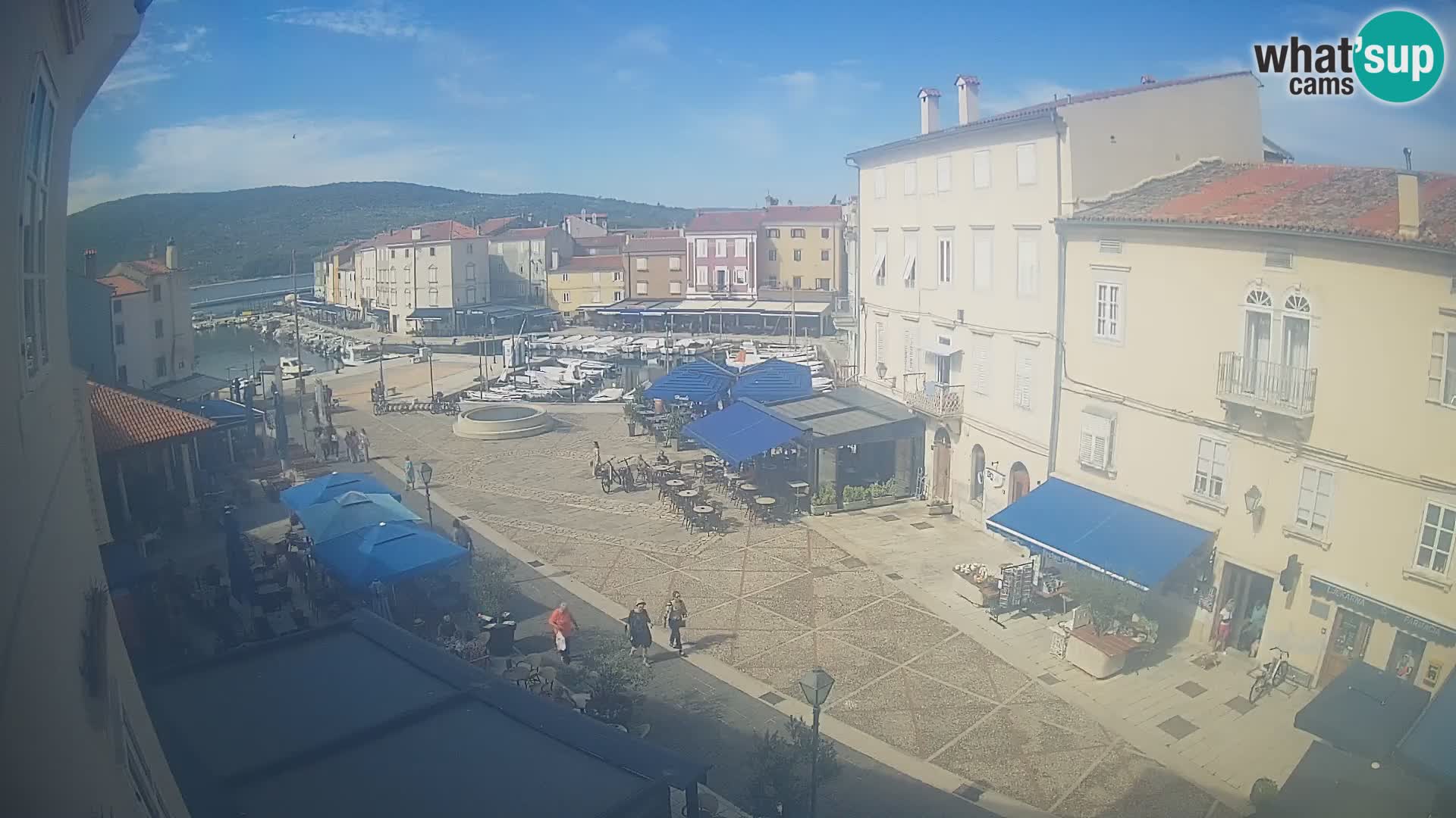Web kamera Grad Cres – glavni trg i “mandrač” – otok Cres