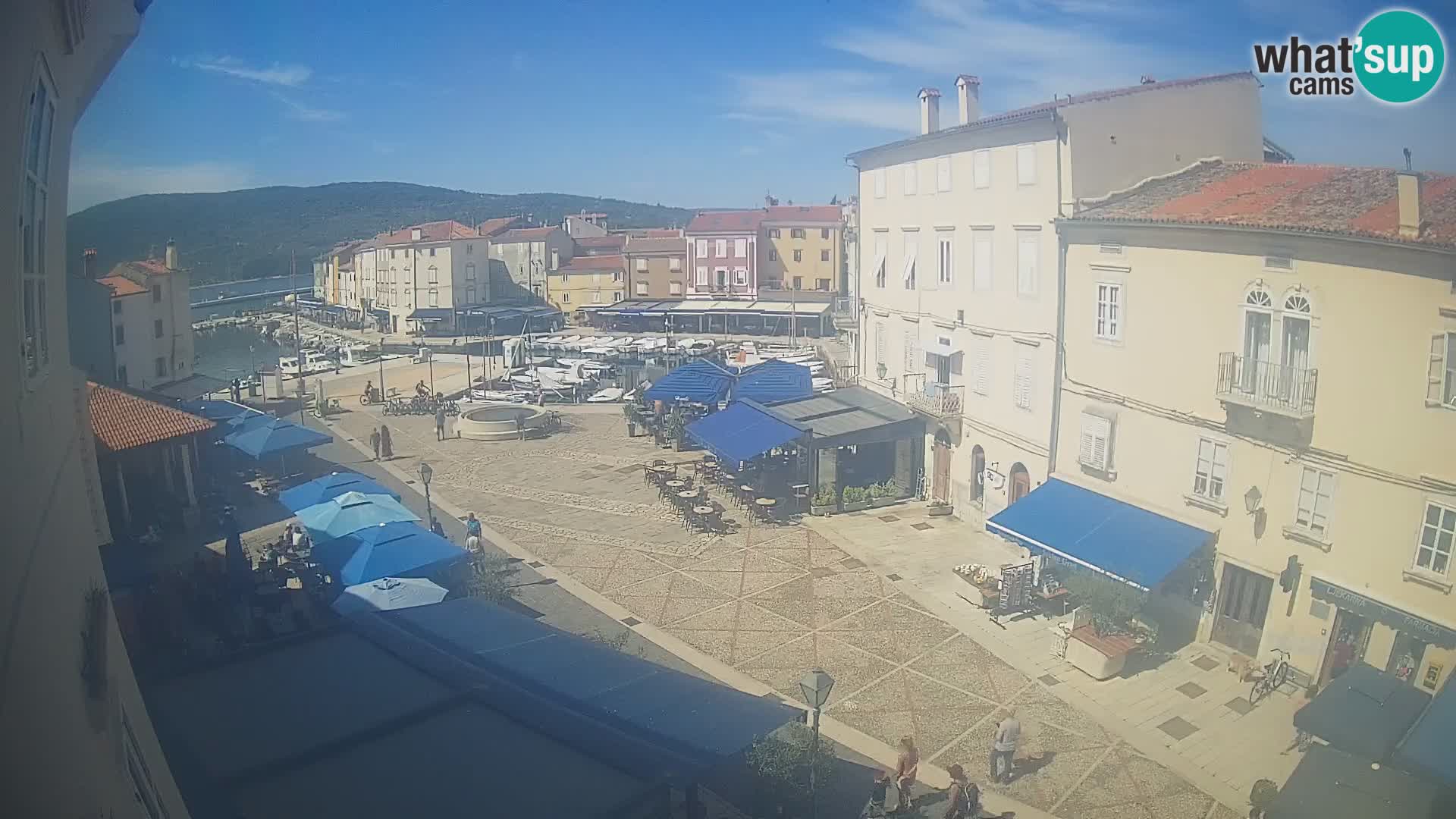 Web kamera Grad Cres – glavni trg i “mandrač” – otok Cres
