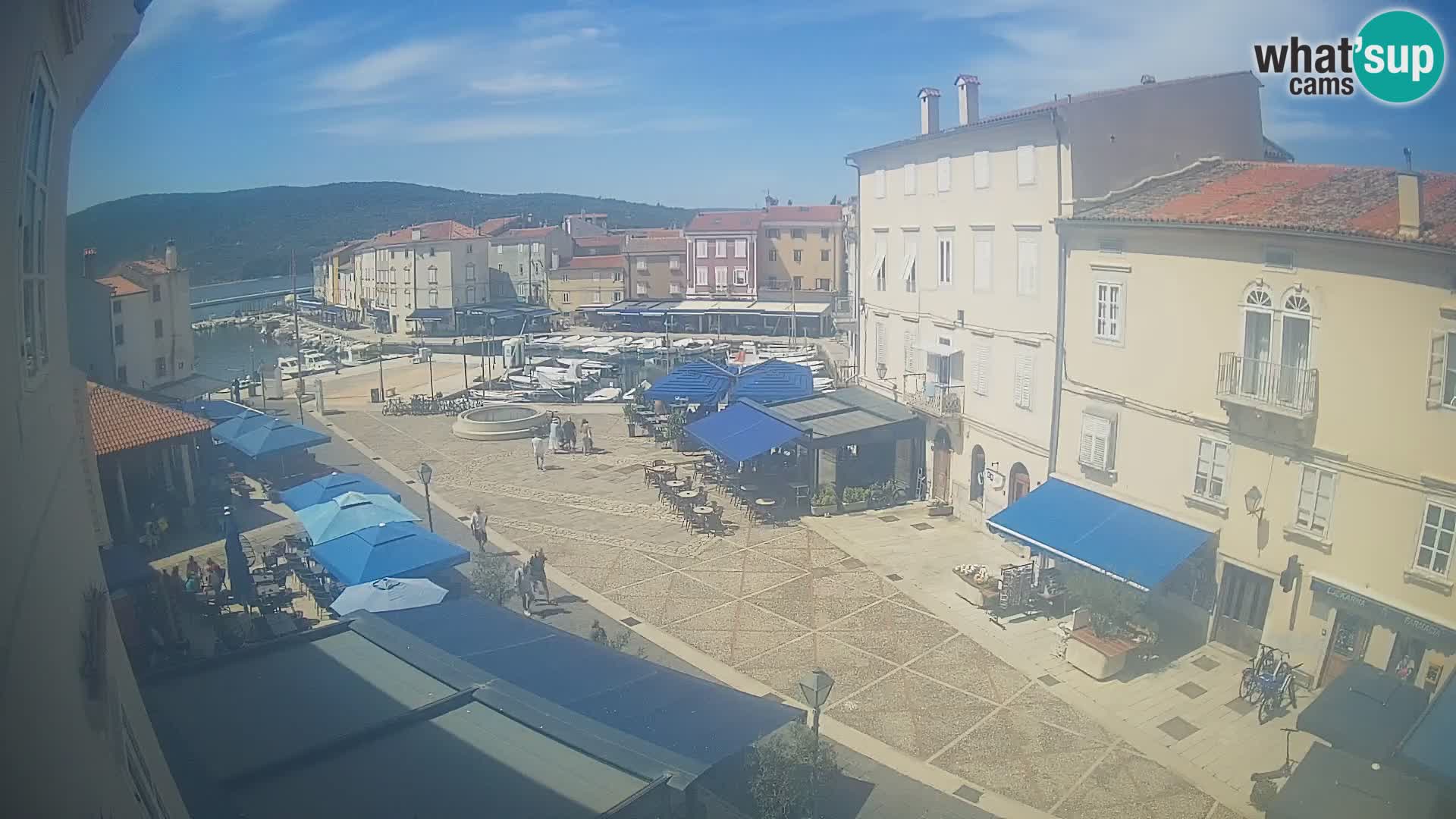Kamera v ŽIVO Cres mesto – glavni trg in “mandrač” – otok Cres – Hrvaška