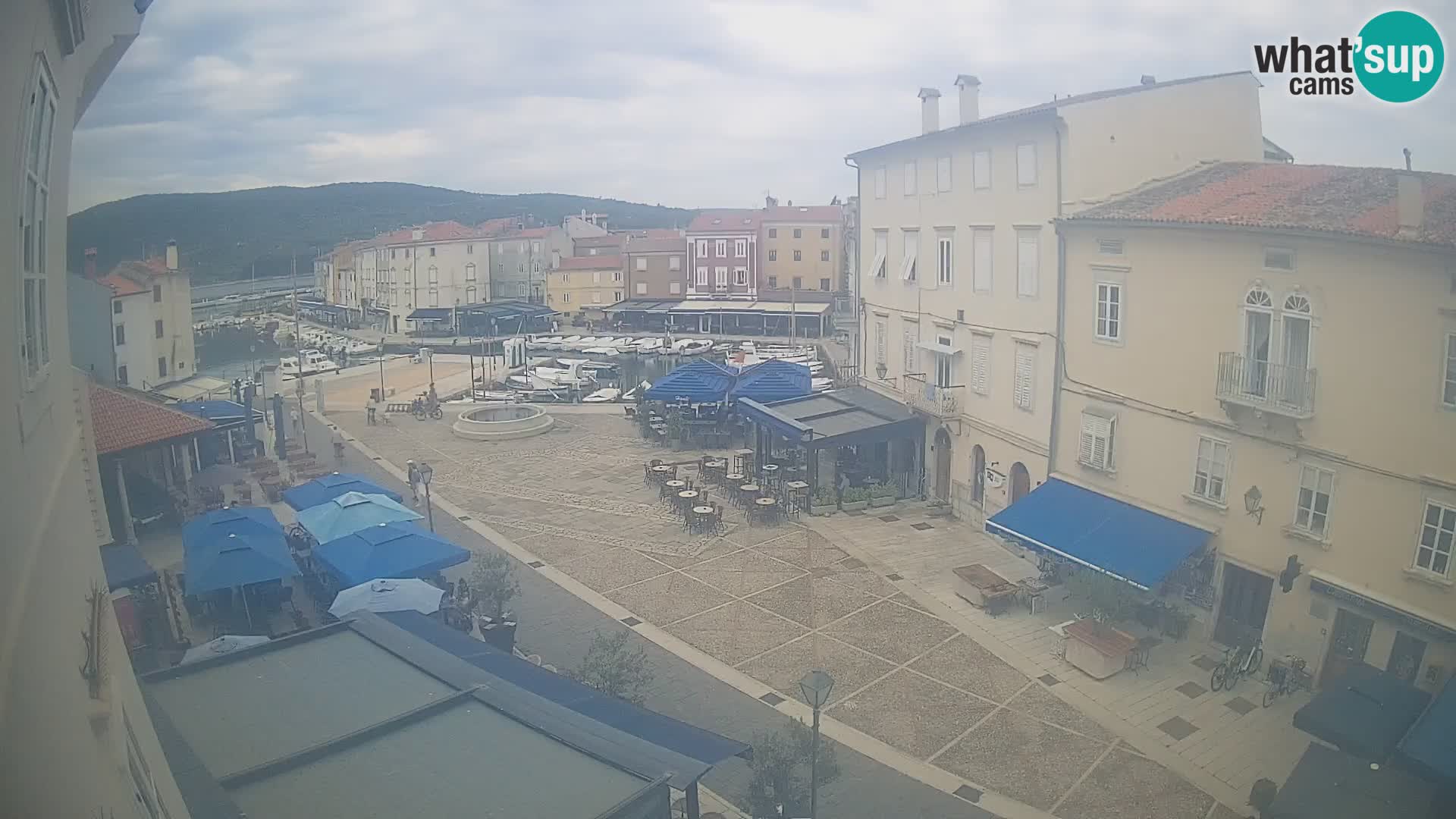 Web kamera Grad Cres – glavni trg i “mandrač” – otok Cres