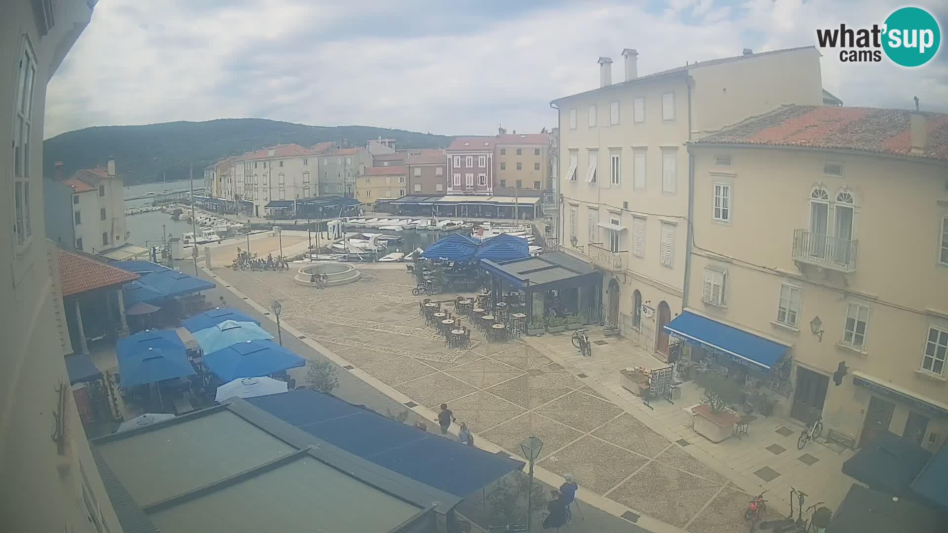Web kamera Grad Cres – glavni trg i “mandrač” – otok Cres