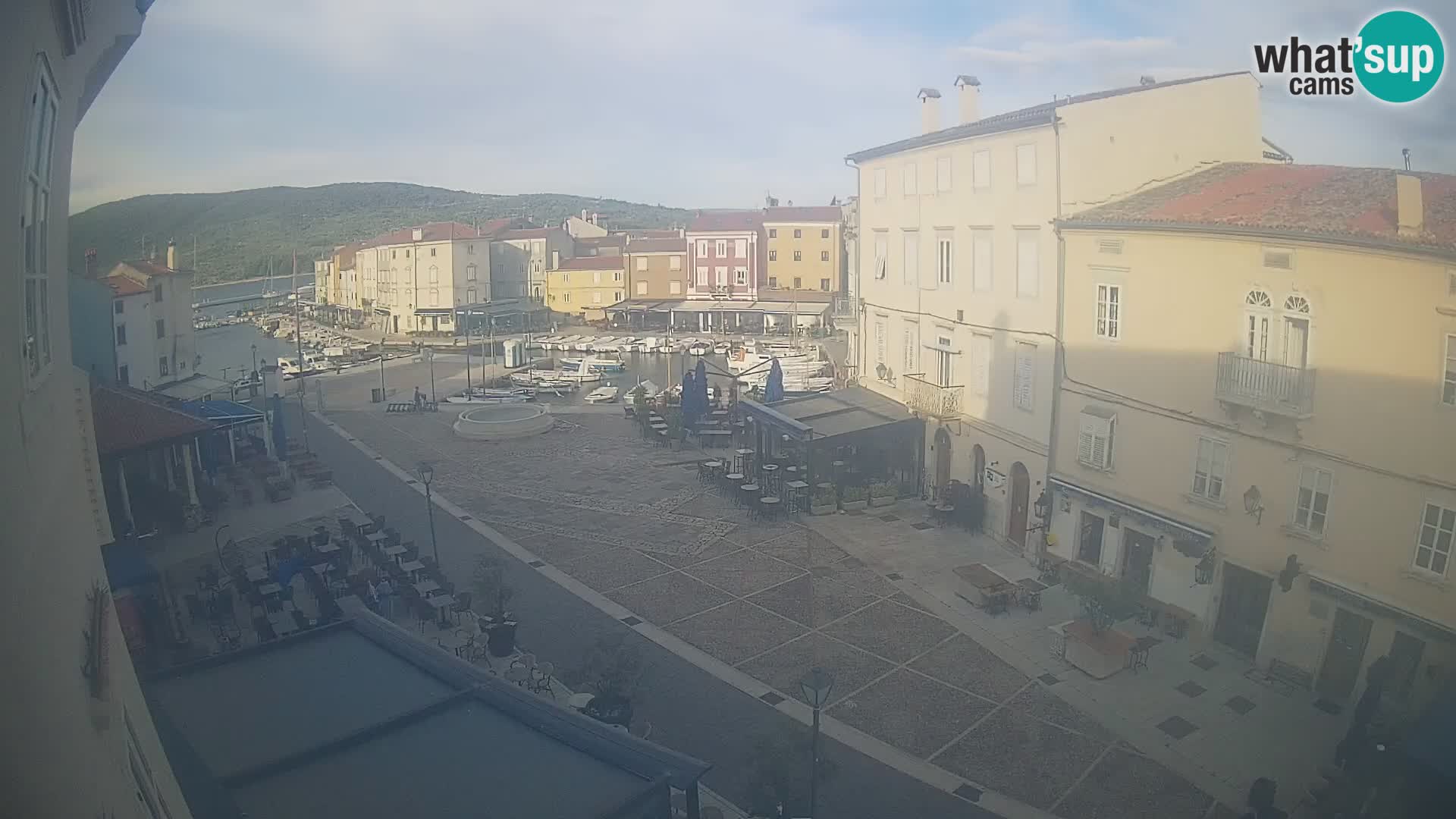 V ŽIVO spletna kamera Cres mesto – glavni trg in “mandrač” – otok Cres – Hrvaška