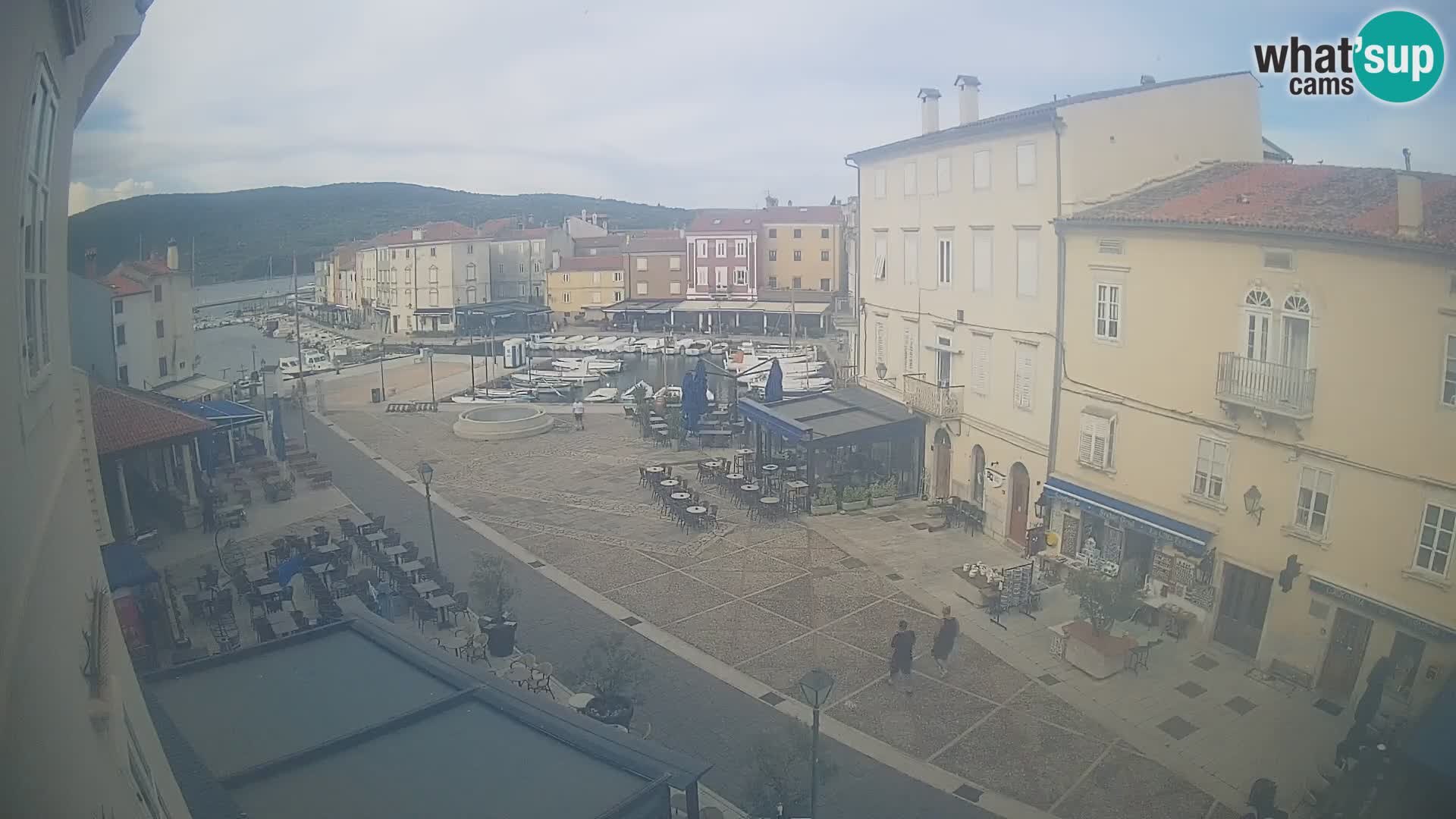 Web kamera Grad Cres – glavni trg i “mandrač” – otok Cres