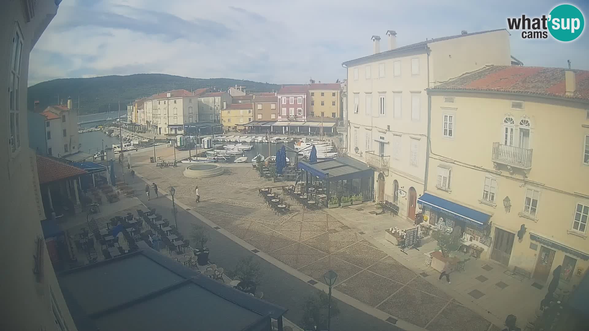 V ŽIVO spletna kamera Cres mesto – glavni trg in “mandrač” – otok Cres – Hrvaška