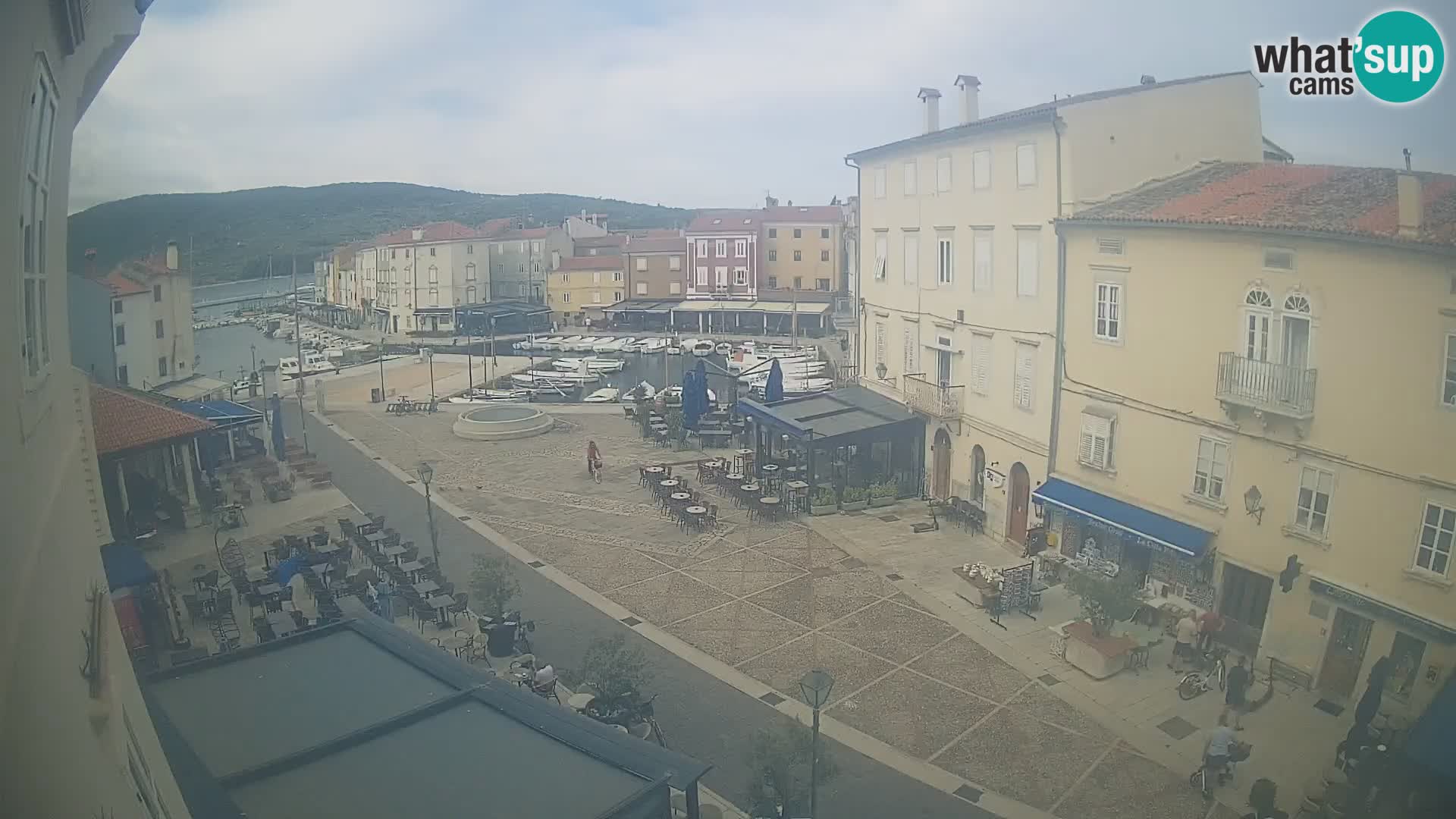 V ŽIVO spletna kamera Cres mesto – glavni trg in “mandrač” – otok Cres – Hrvaška