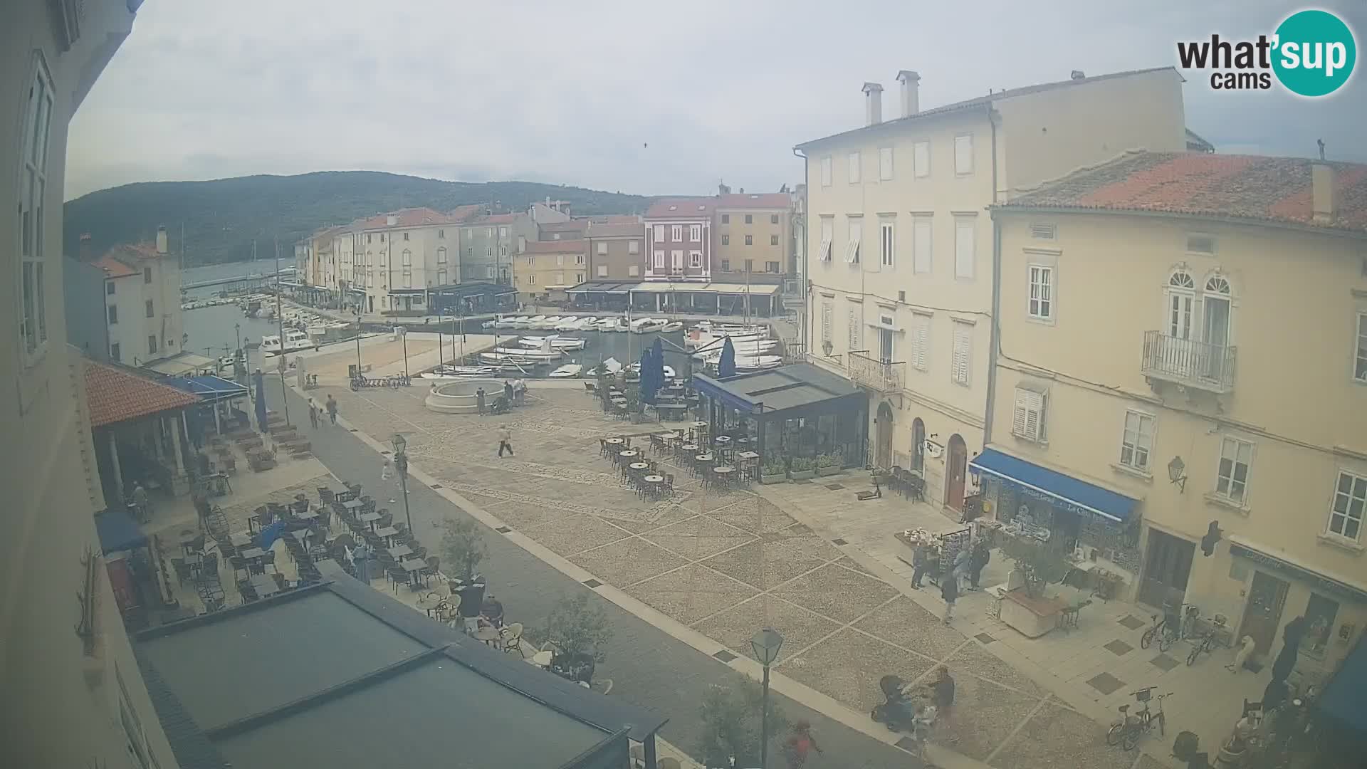 Cámara en vivo ciudad de Cres – plaza principal y “mandrač” – isla de Cres – Croacia