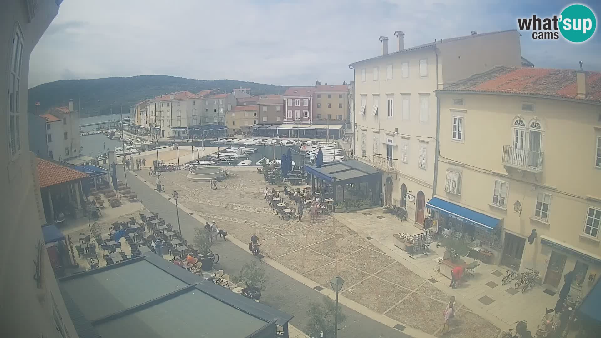 Kamera v ŽIVO Cres mesto – glavni trg in “mandrač” – otok Cres – Hrvaška
