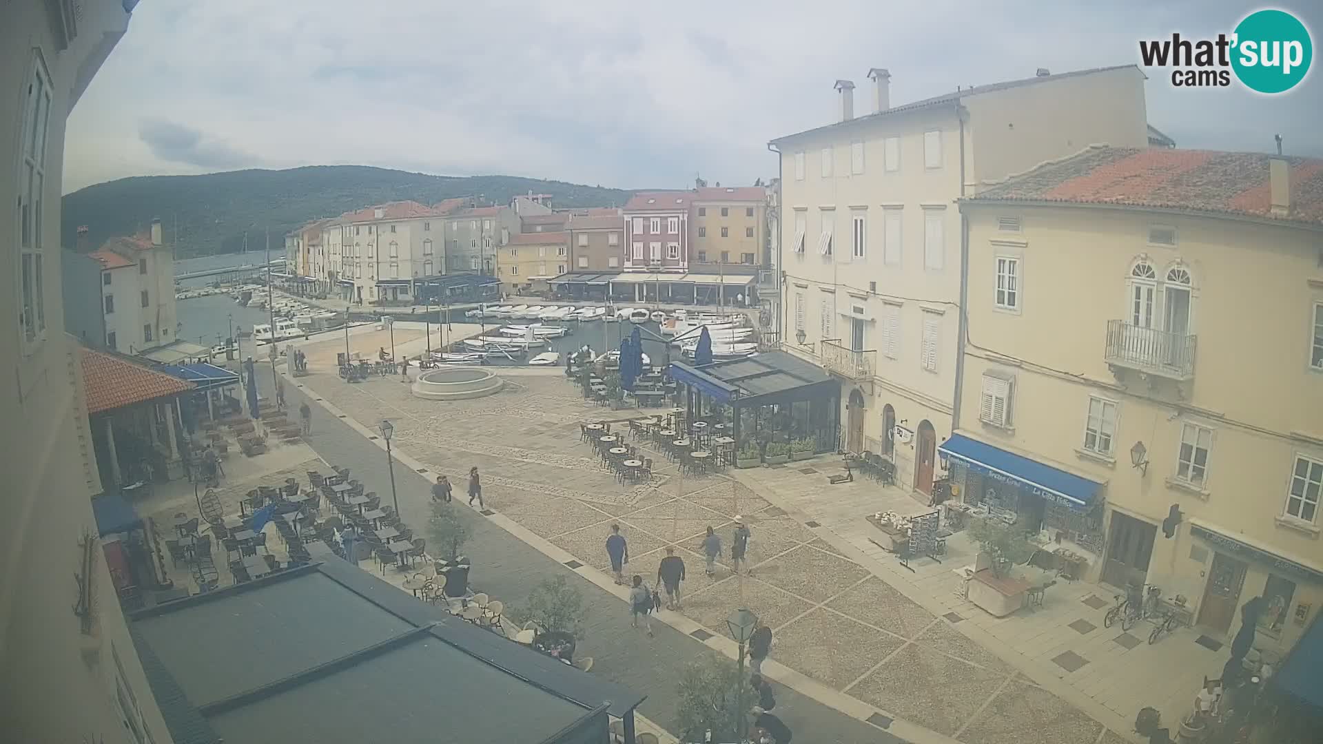 Cámara en vivo ciudad de Cres – plaza principal y “mandrač” – isla de Cres – Croacia