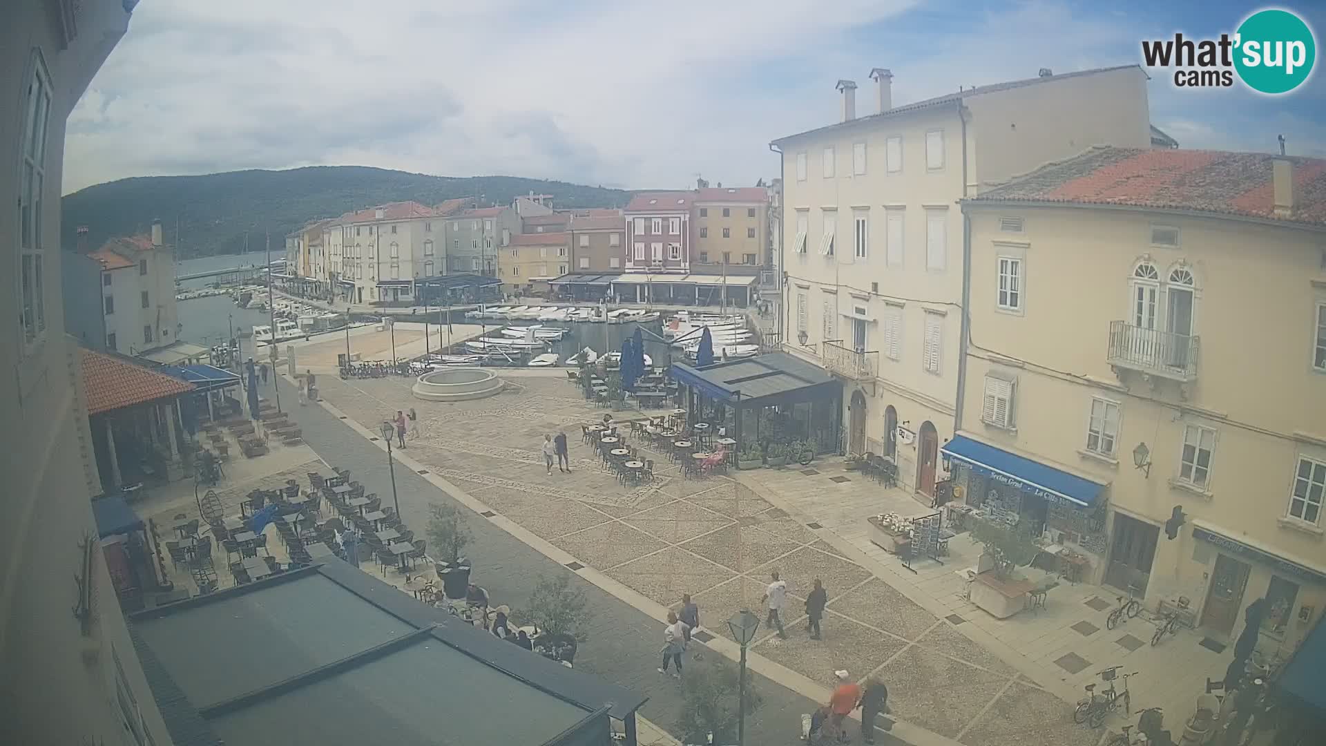 Kamera v ŽIVO Cres mesto – glavni trg in “mandrač” – otok Cres – Hrvaška