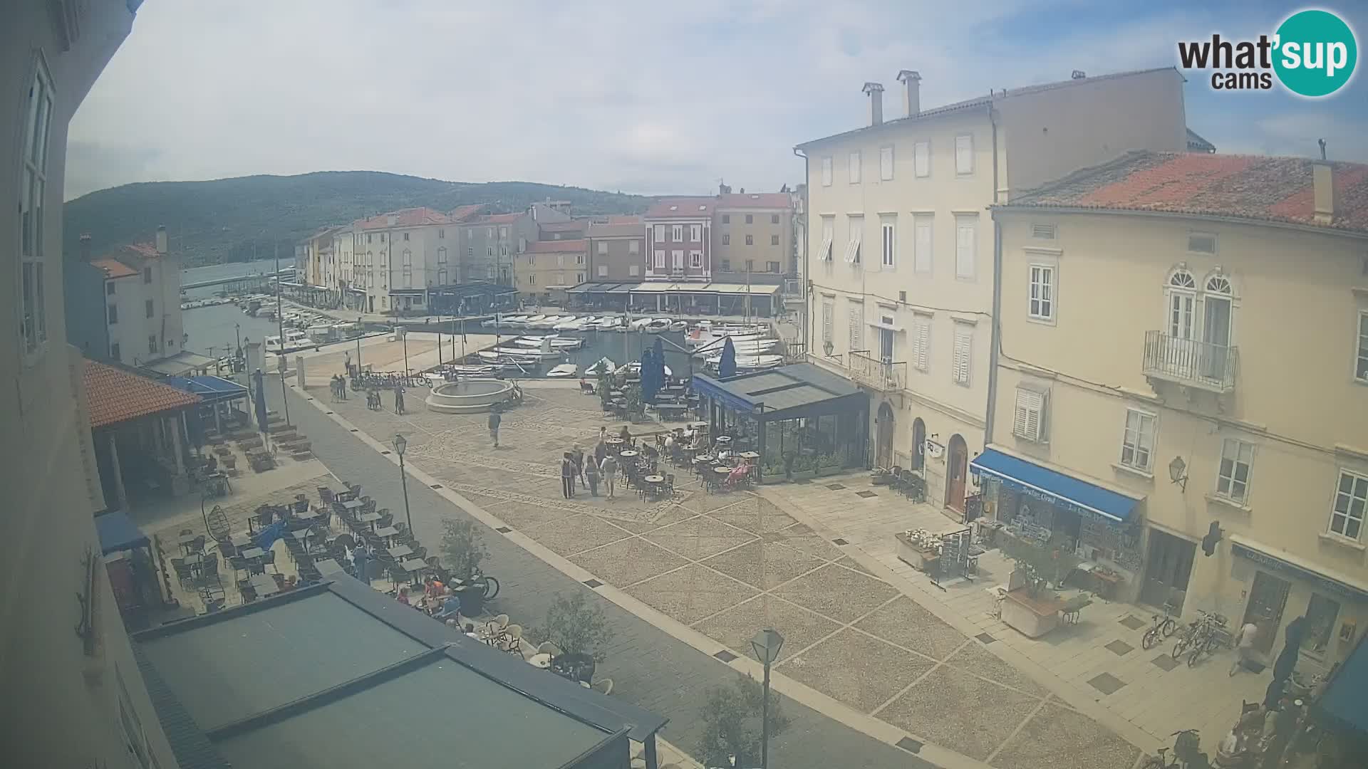 V ŽIVO spletna kamera Cres mesto – glavni trg in “mandrač” – otok Cres – Hrvaška