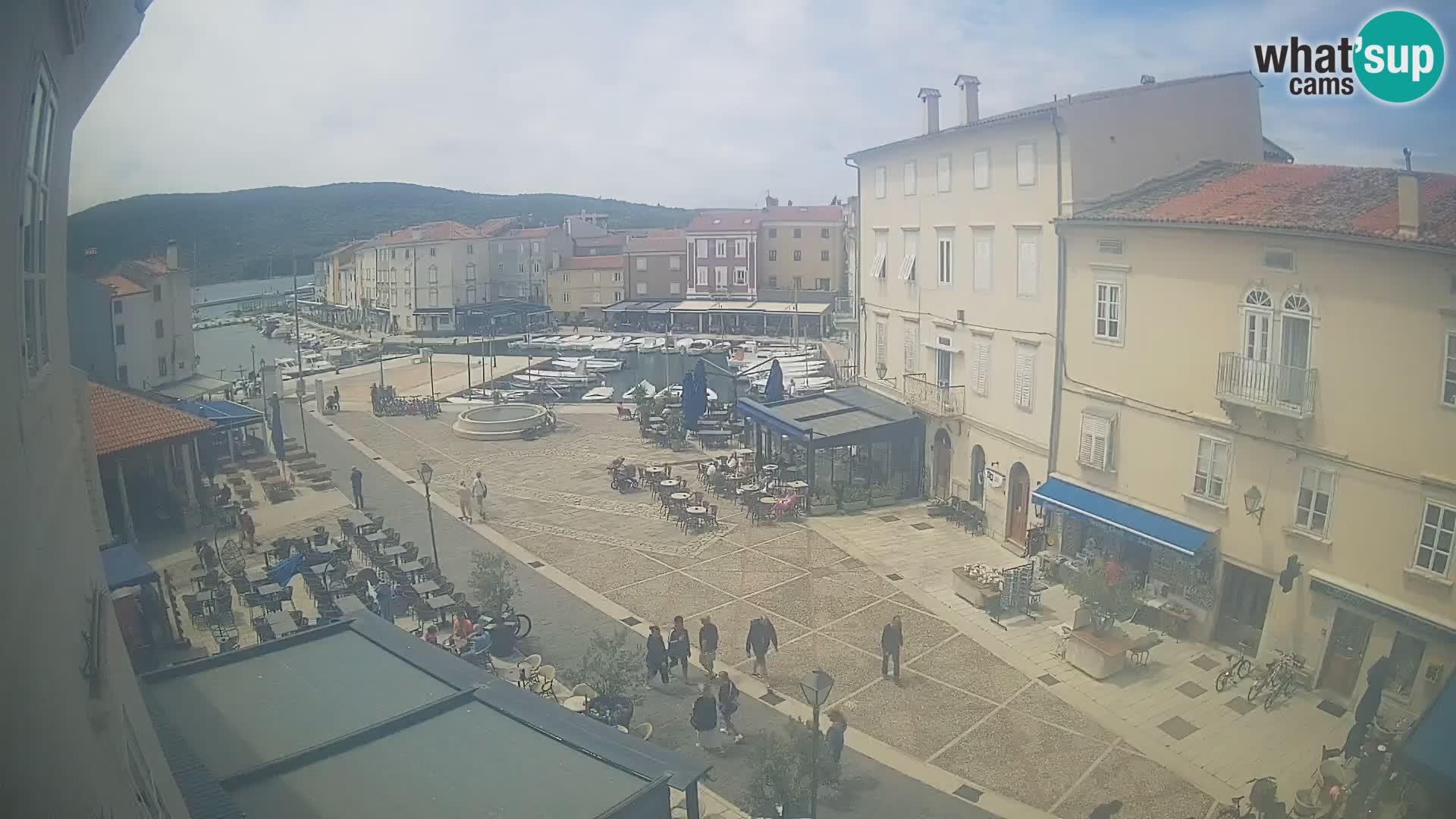 Web kamera Grad Cres – glavni trg i “mandrač” – otok Cres