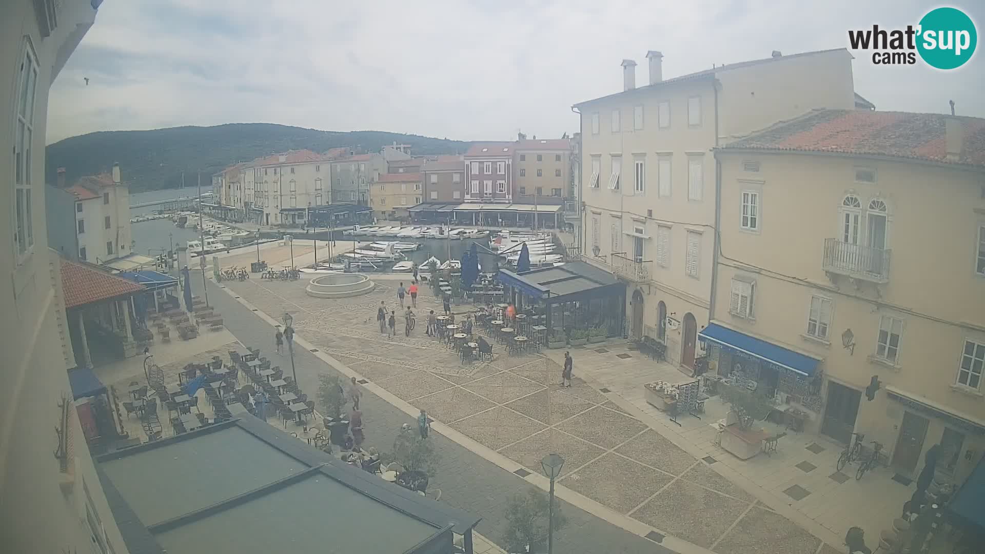 LIVE cam Cres city – place principale et “mandrač” – île de Cres – Croatie