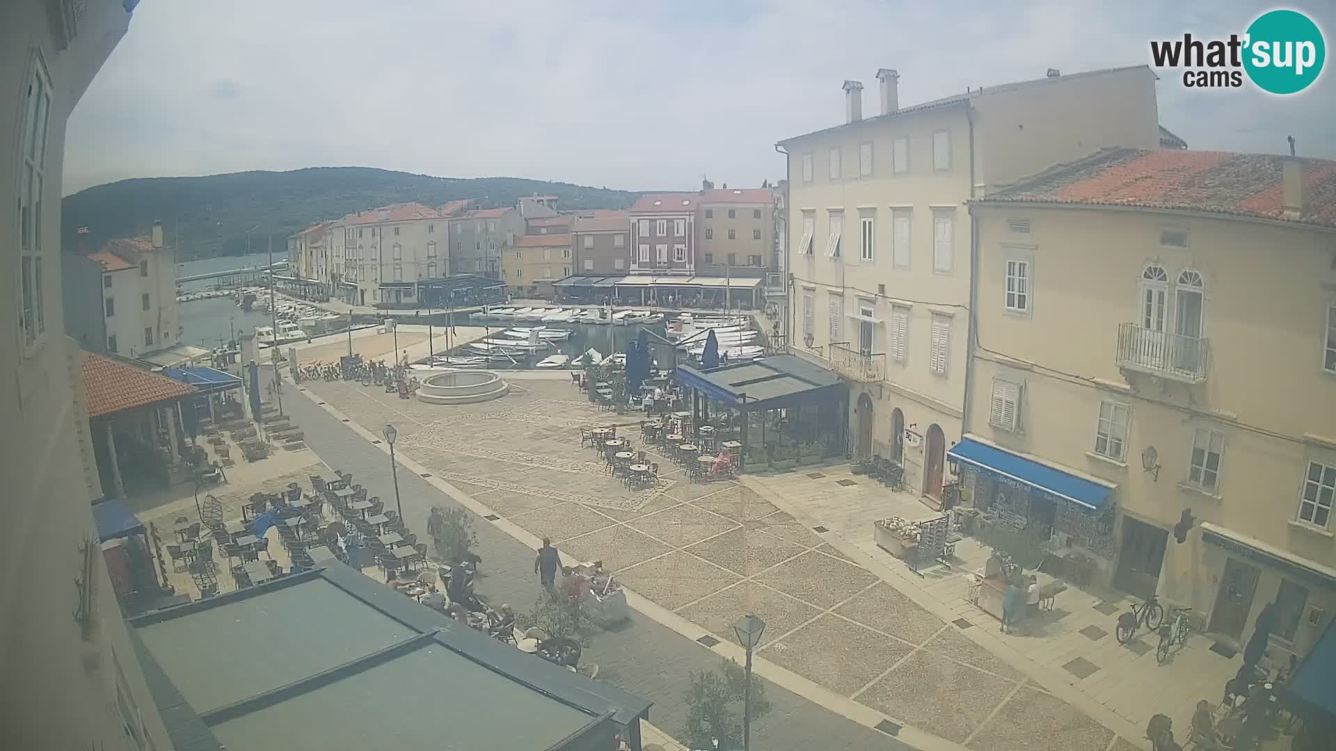 Kamera v ŽIVO Cres mesto – glavni trg in “mandrač” – otok Cres – Hrvaška
