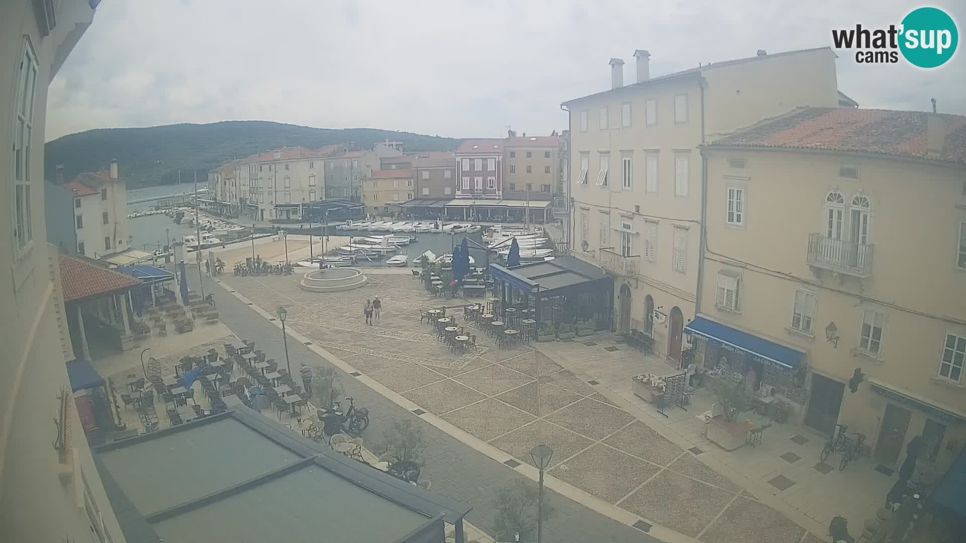 V ŽIVO spletna kamera Cres mesto – glavni trg in “mandrač” – otok Cres – Hrvaška