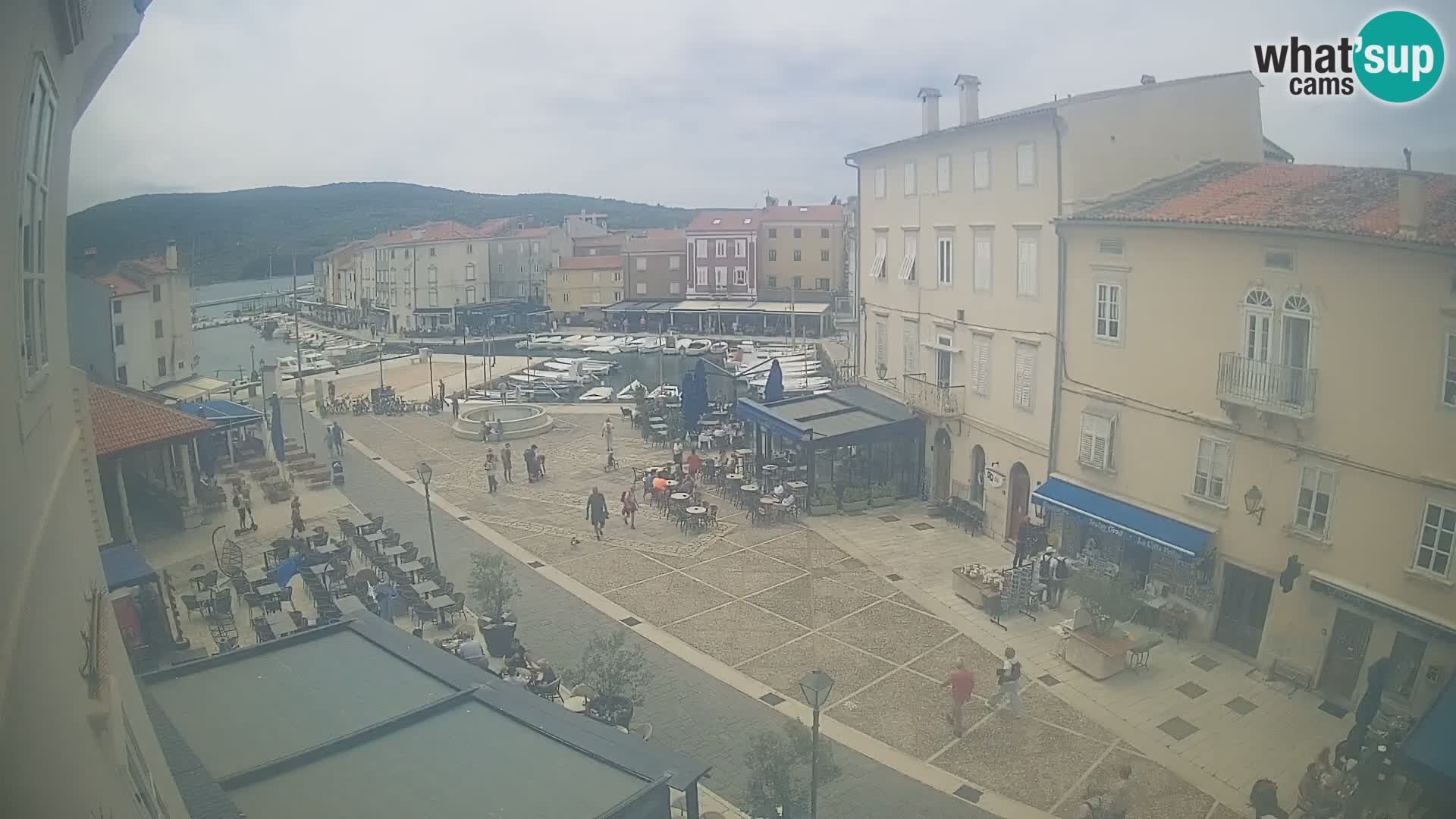 Web kamera Grad Cres – glavni trg i “mandrač” – otok Cres