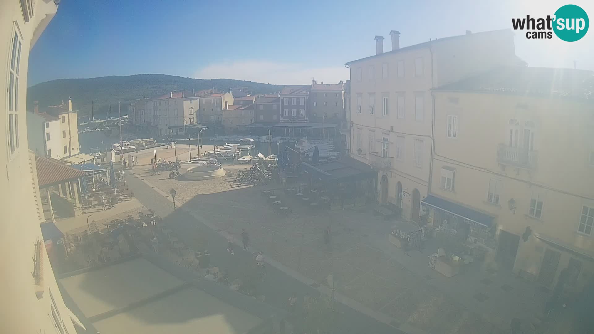 Web kamera Grad Cres – glavni trg i “mandrač” – otok Cres