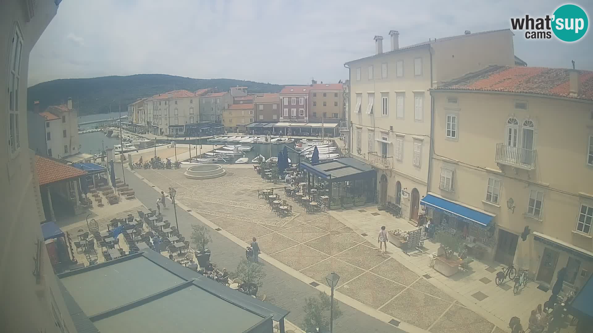 Web kamera Grad Cres – glavni trg i “mandrač” – otok Cres