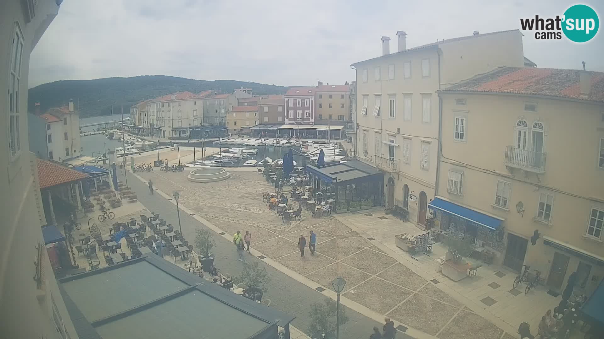 V ŽIVO spletna kamera Cres mesto – glavni trg in “mandrač” – otok Cres – Hrvaška