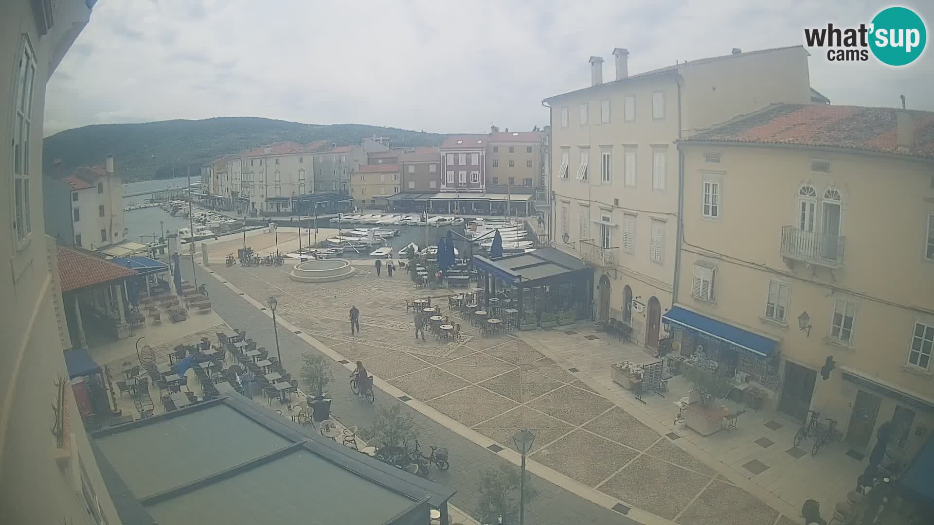 Web kamera Grad Cres – glavni trg i “mandrač” – otok Cres
