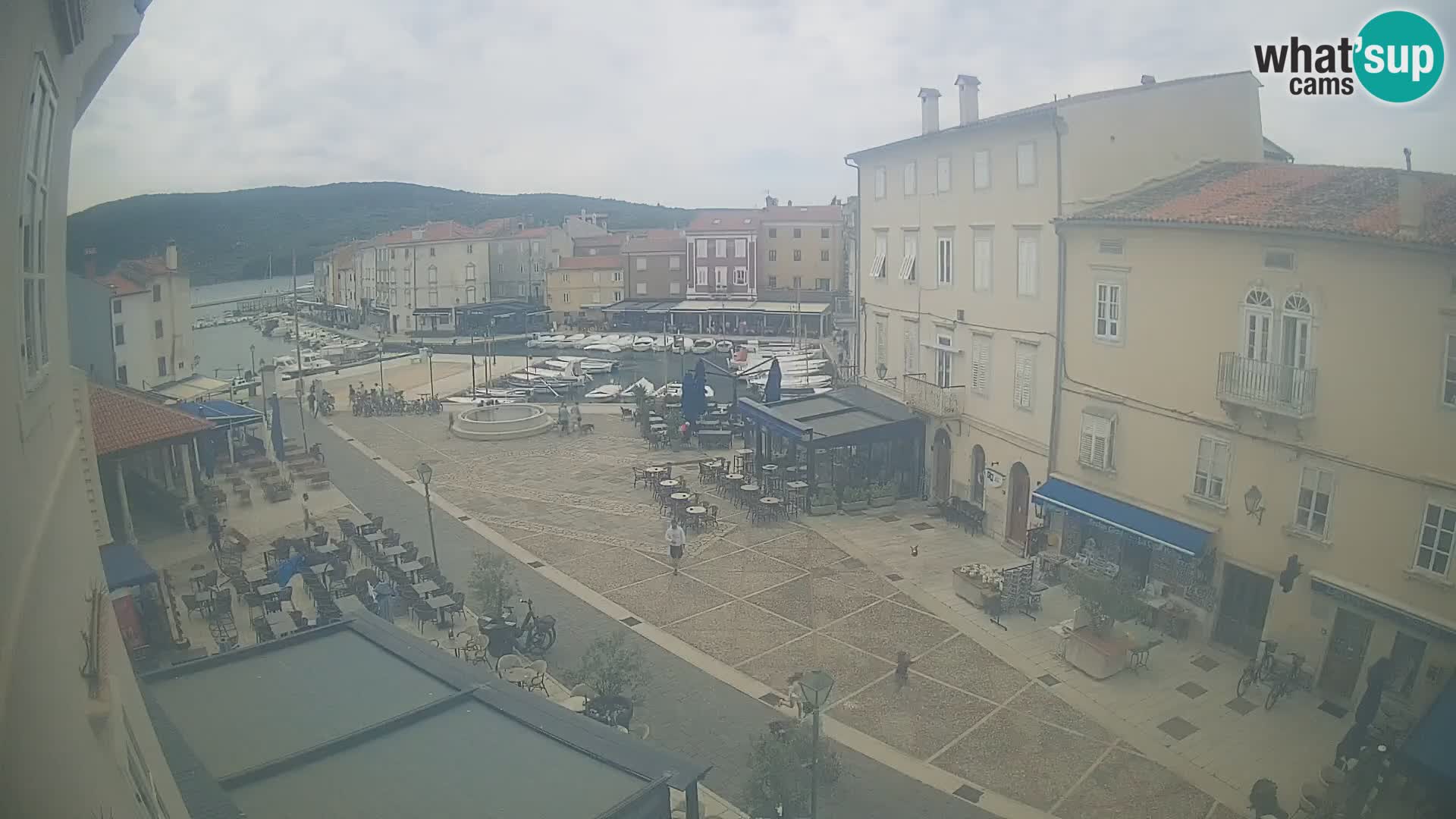 LIVE cam Cres city – place principale et “mandrač” – île de Cres – Croatie