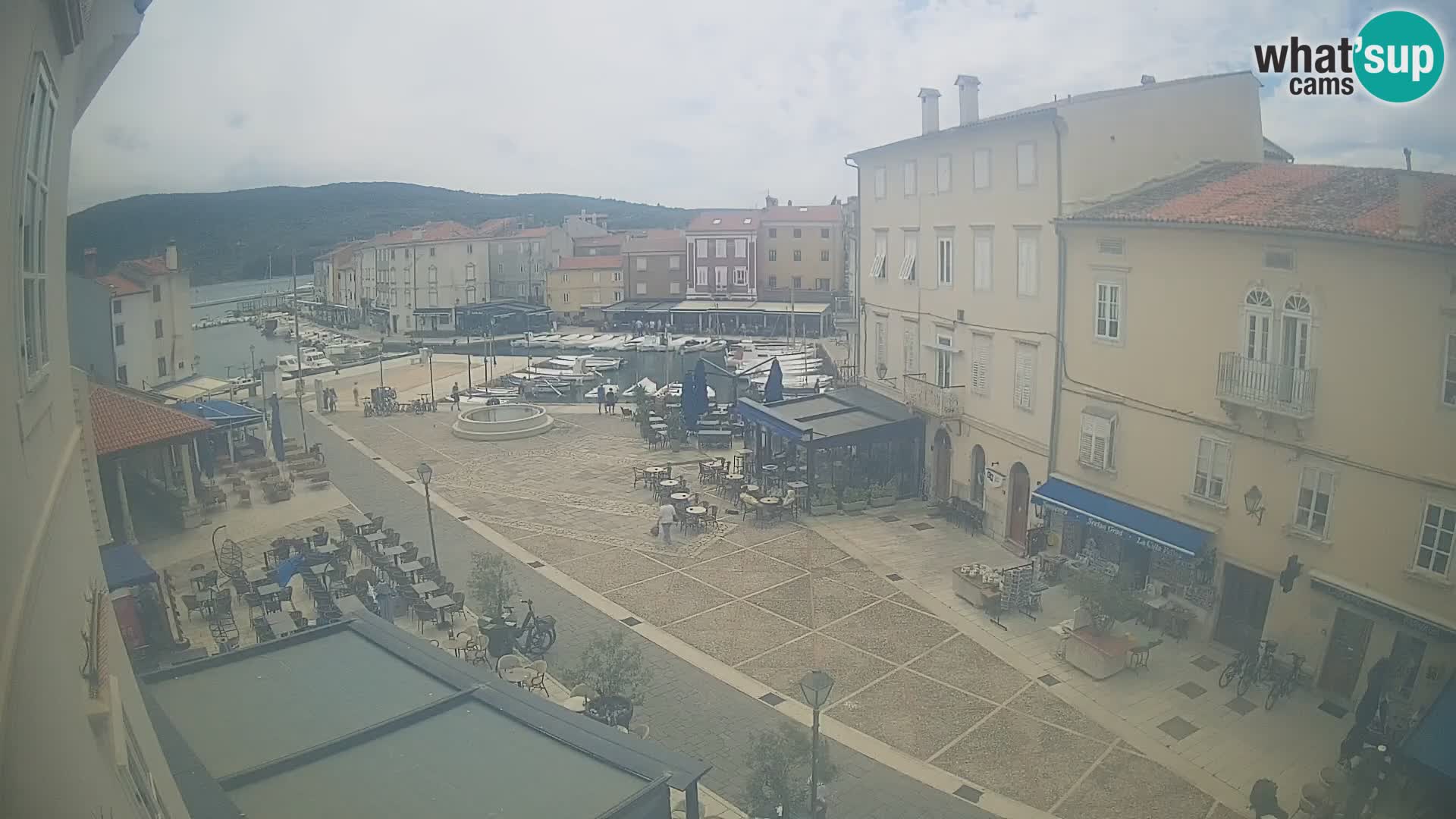 V ŽIVO spletna kamera Cres mesto – glavni trg in “mandrač” – otok Cres – Hrvaška