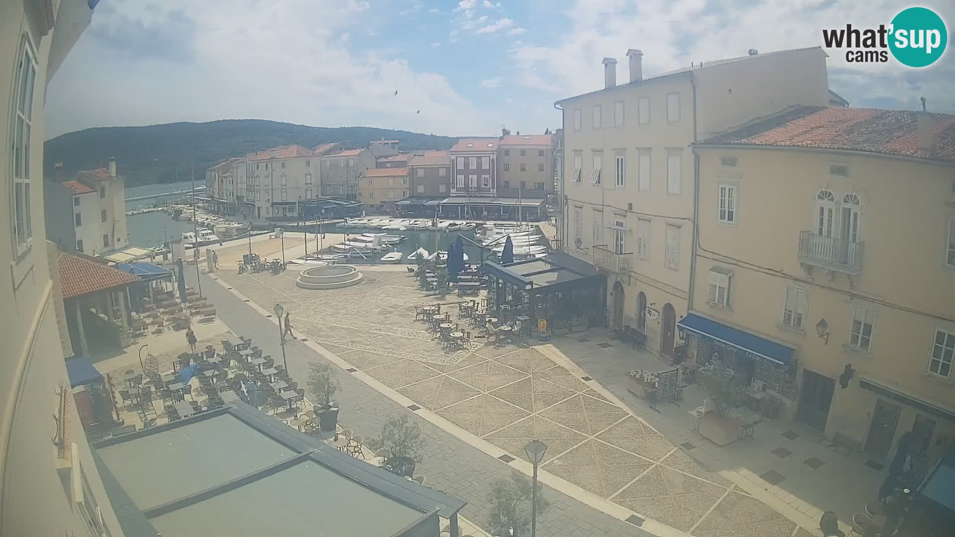 Kamera v ŽIVO Cres mesto – glavni trg in “mandrač” – otok Cres – Hrvaška
