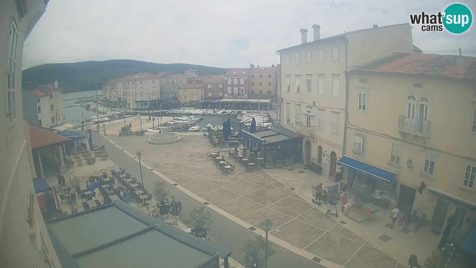 Web kamera Grad Cres – glavni trg i “mandrač” – otok Cres