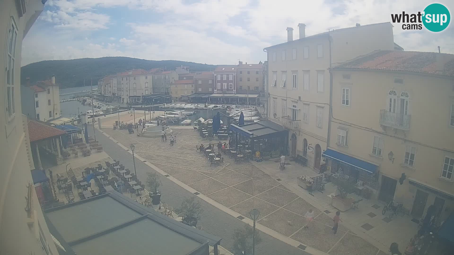 V ŽIVO spletna kamera Cres mesto – glavni trg in “mandrač” – otok Cres – Hrvaška