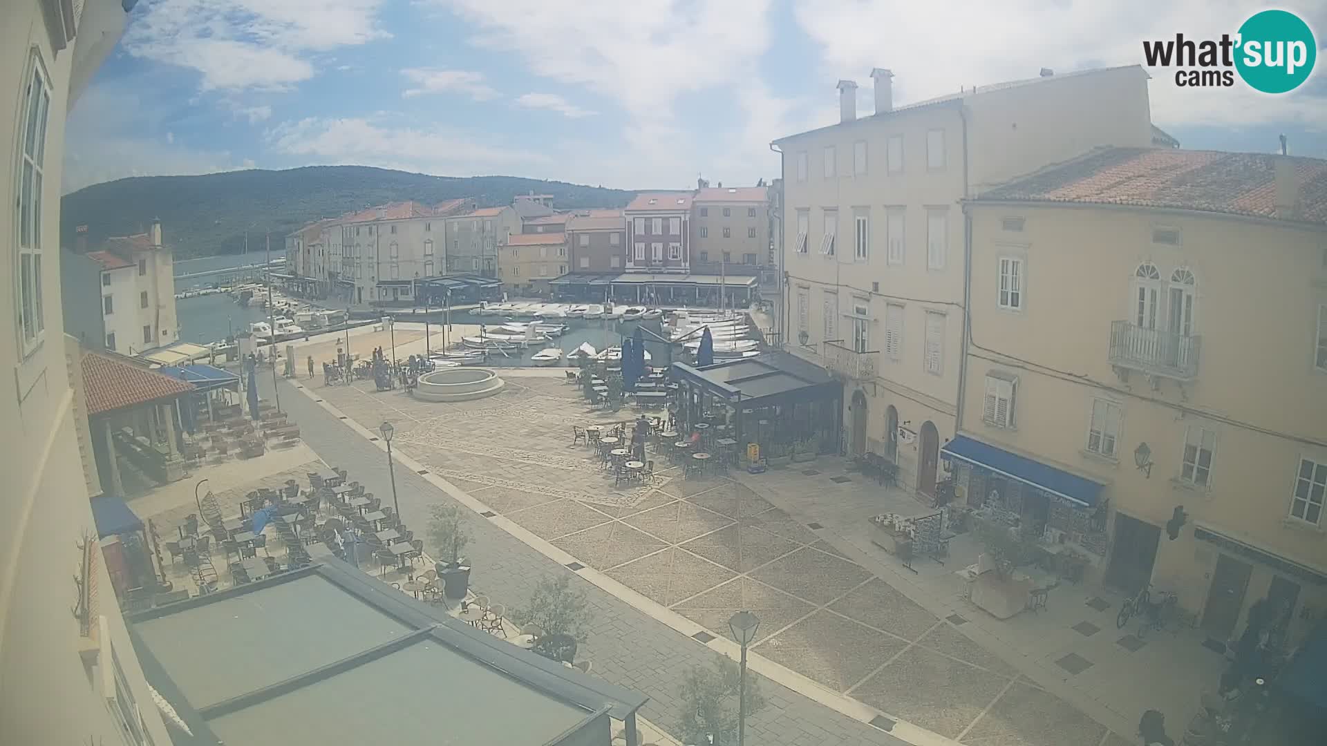 Kamera v ŽIVO Cres mesto – glavni trg in “mandrač” – otok Cres – Hrvaška