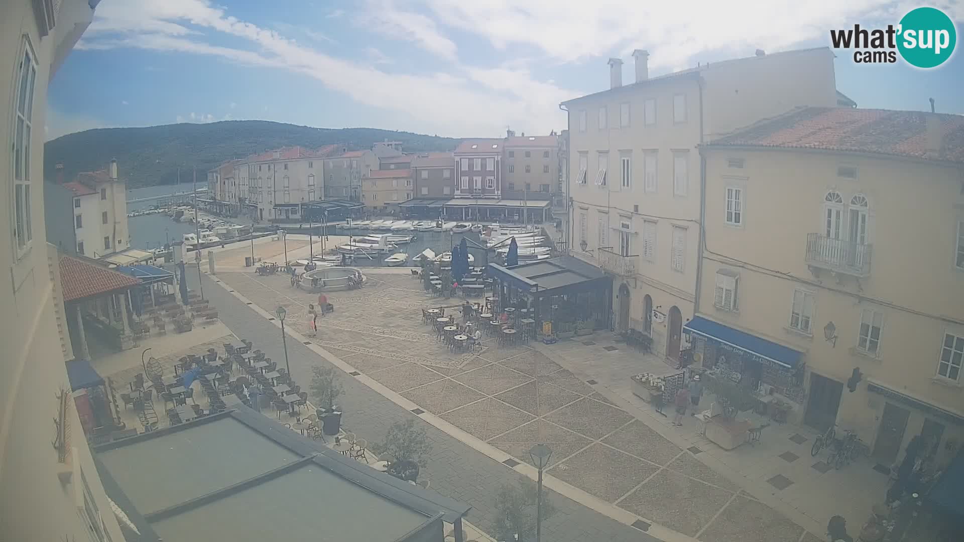 V ŽIVO spletna kamera Cres mesto – glavni trg in “mandrač” – otok Cres – Hrvaška