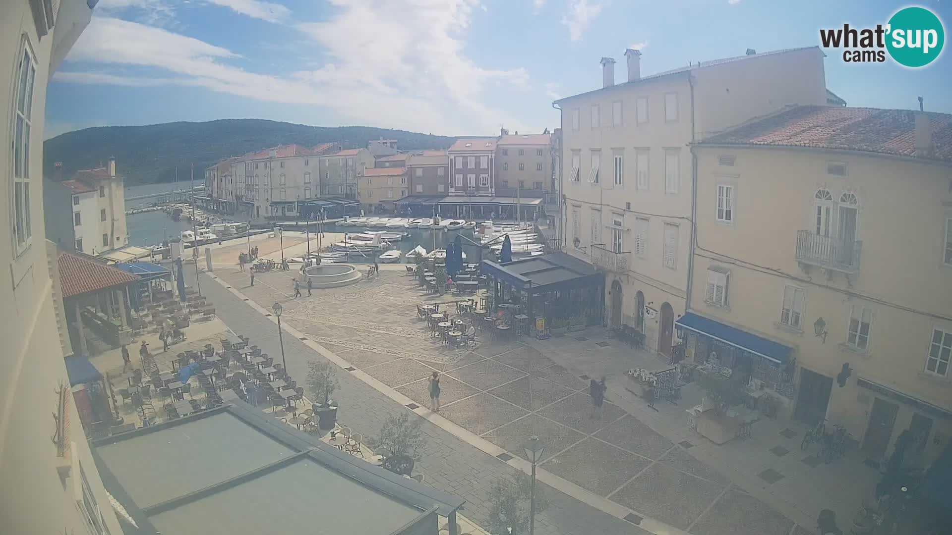 V ŽIVO spletna kamera Cres mesto – glavni trg in “mandrač” – otok Cres – Hrvaška